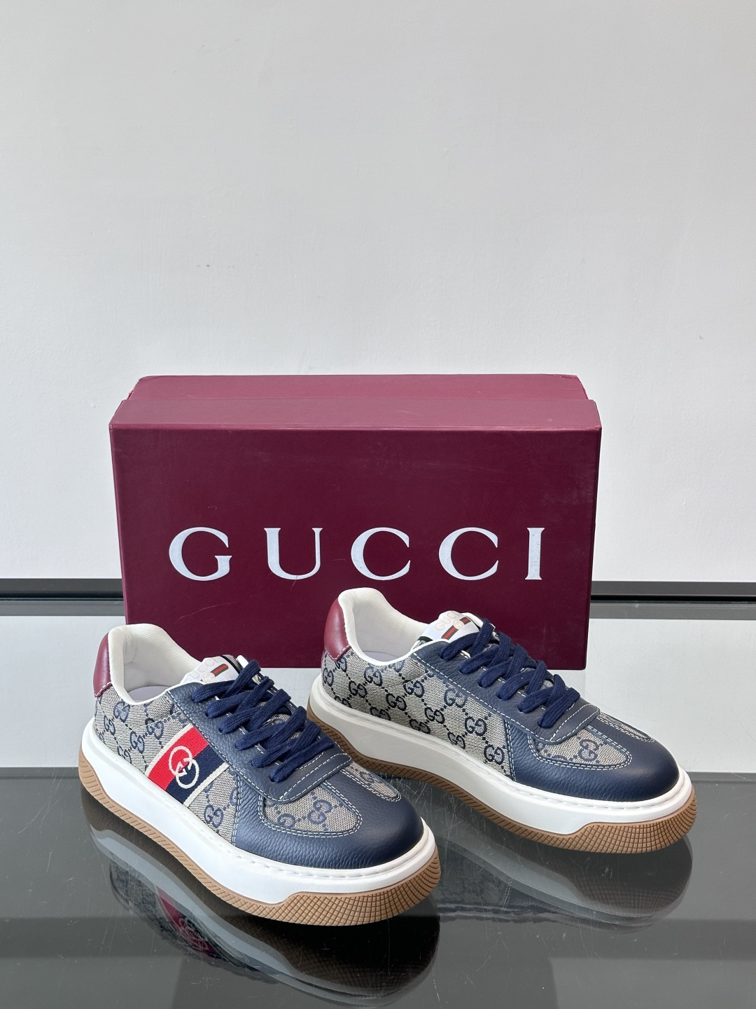 Gucci 男士运动鞋，皮革+牛仔布拼接，搭配经典双G老花，辨识度超高。橡胶鞋底抓地力强，穿着舒适，日常