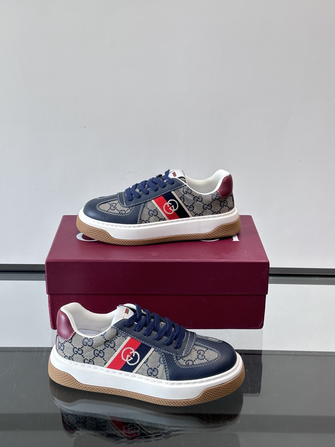 Gucci 男士运动鞋，皮革+牛仔布拼接，搭配经典双G老花，辨识度超高。橡胶鞋底抓地力强，穿着舒适，日常