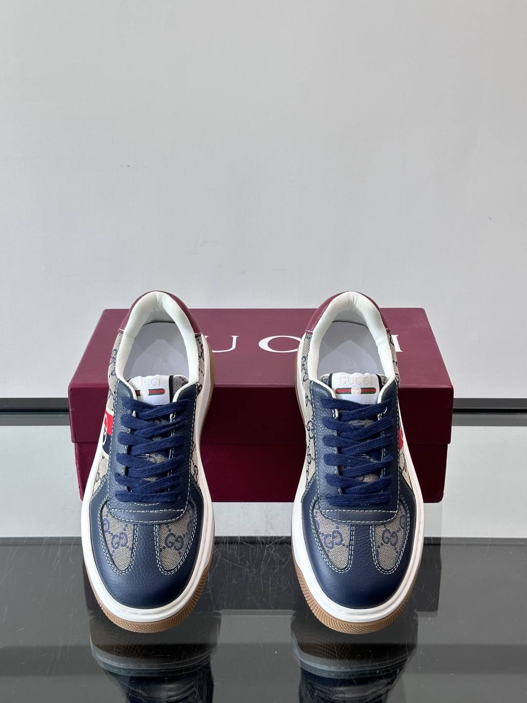 Gucci 男士运动鞋，皮革+牛仔布拼接，搭配经典双G老花，辨识度超高。橡胶鞋底抓地力强，穿着舒适，日常