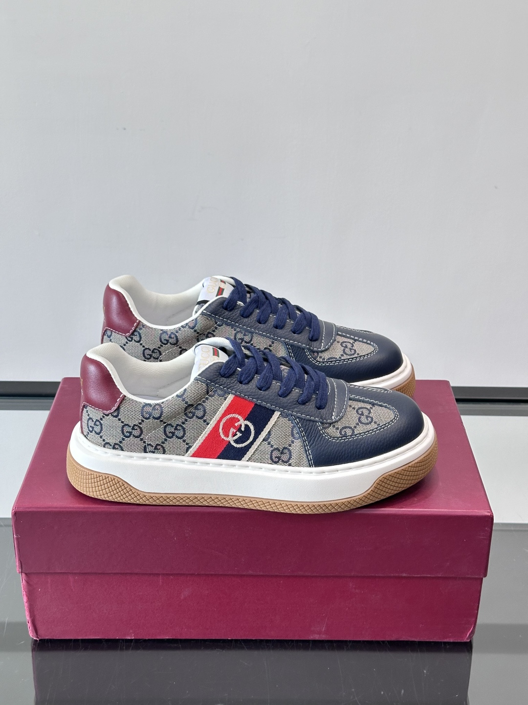 Gucci 男士运动鞋，皮革+牛仔布拼接，搭配经典双G老花，辨识度超高。橡胶鞋底抓地力强，穿着舒适，日常