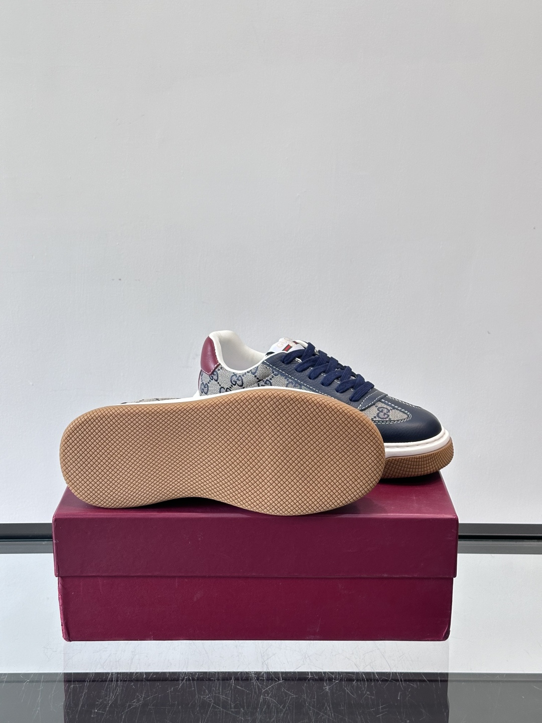 Gucci 男士运动鞋，皮革+牛仔布拼接，搭配经典双G老花，辨识度超高。橡胶鞋底抓地力强，穿着舒适，日常