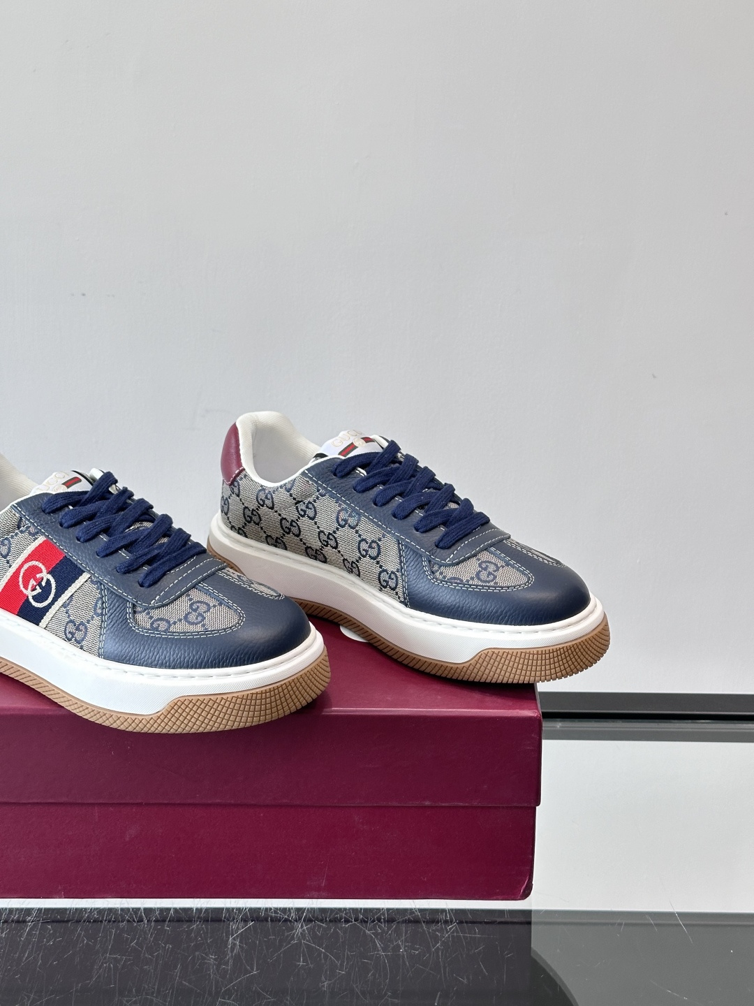 Gucci 男士运动鞋，皮革+牛仔布拼接，搭配经典双G老花，辨识度超高。橡胶鞋底抓地力强，穿着舒适，日常
