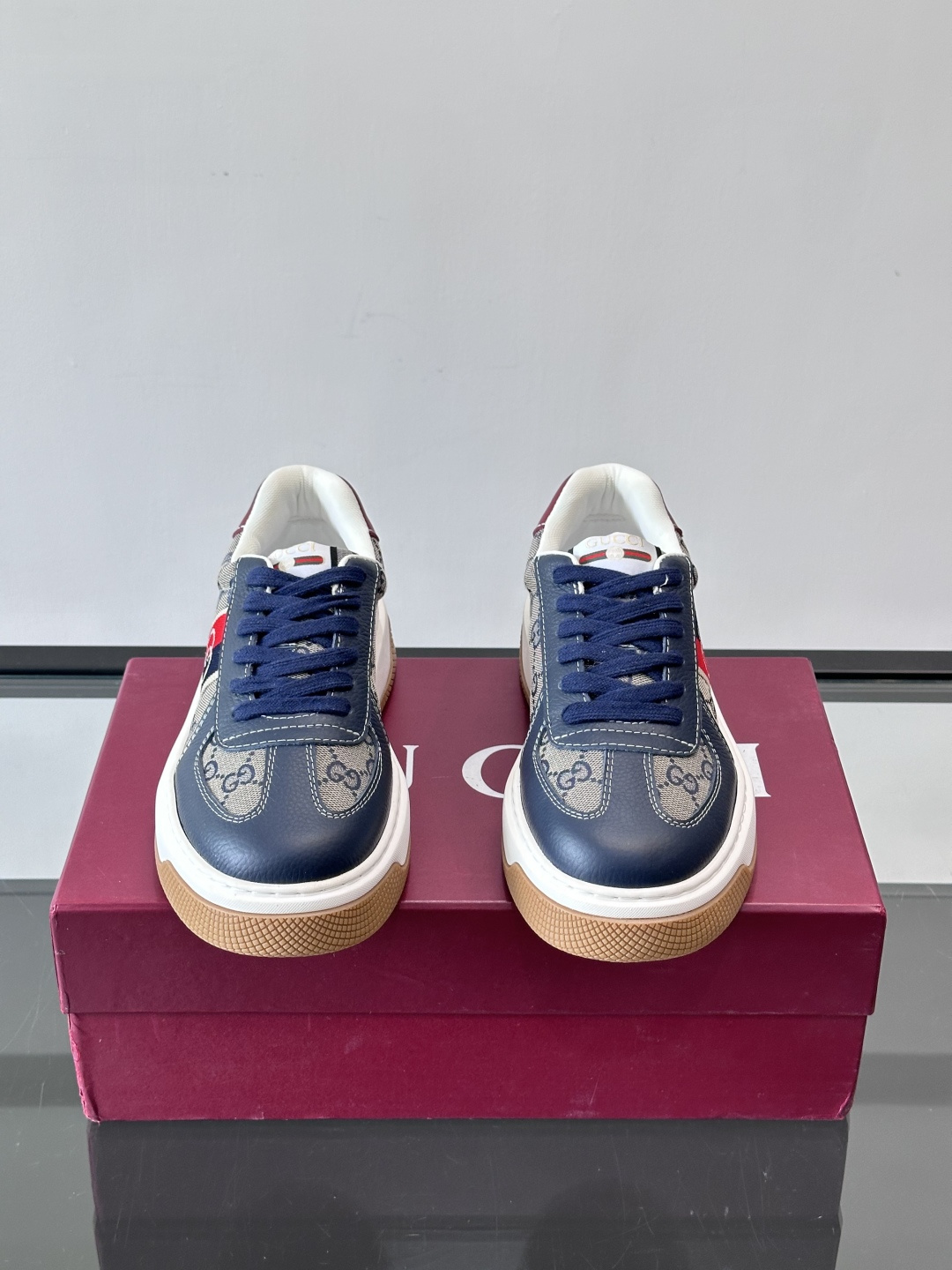 Gucci 男士运动鞋，皮革+牛仔布拼接，搭配经典双G老花，辨识度超高。橡胶鞋底抓地力强，穿着舒适，日常