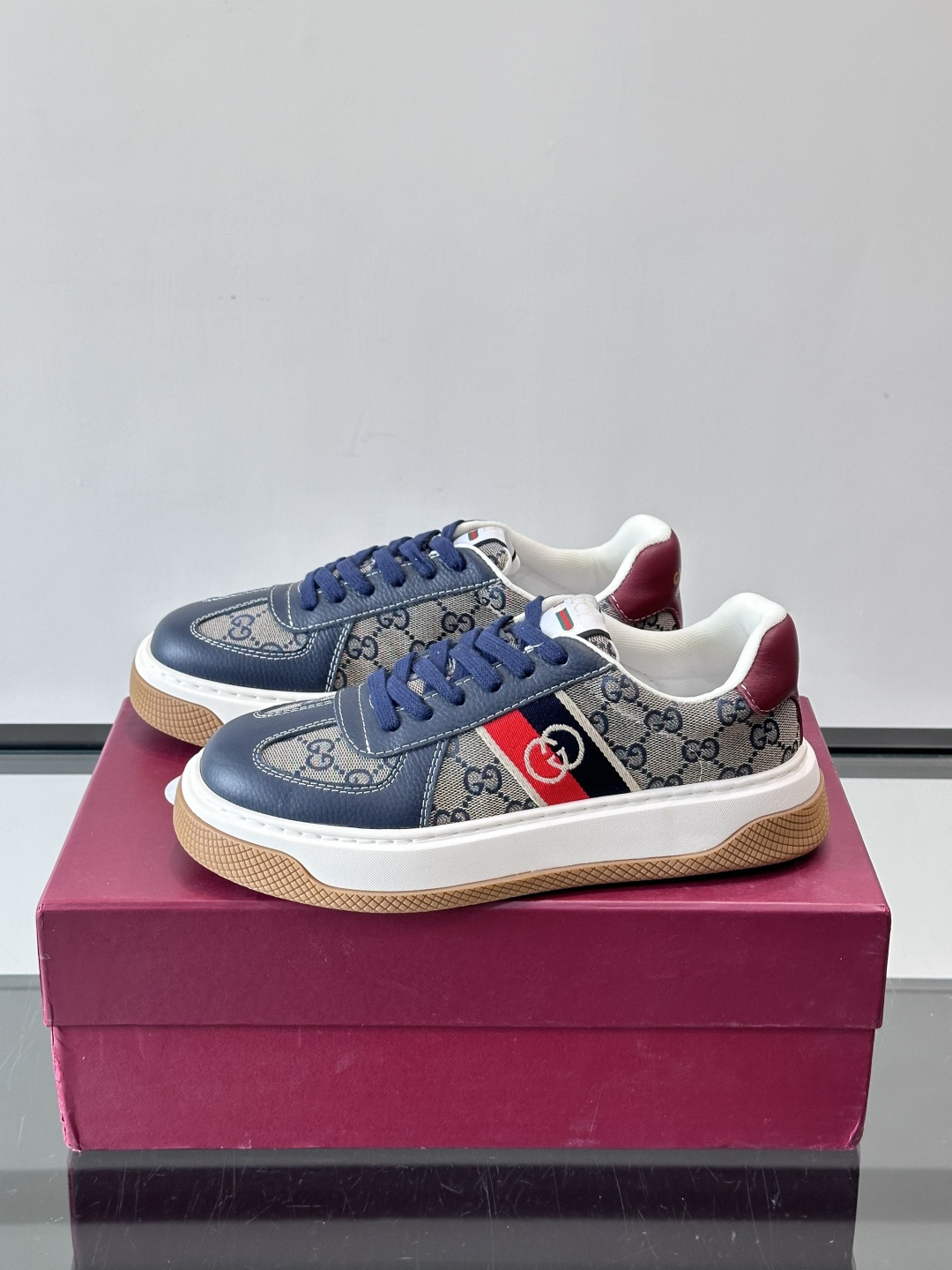 Gucci 男士运动鞋，皮革+牛仔布拼接，搭配经典双G老花，辨识度超高。橡胶鞋底抓地力强，穿着舒适，日常