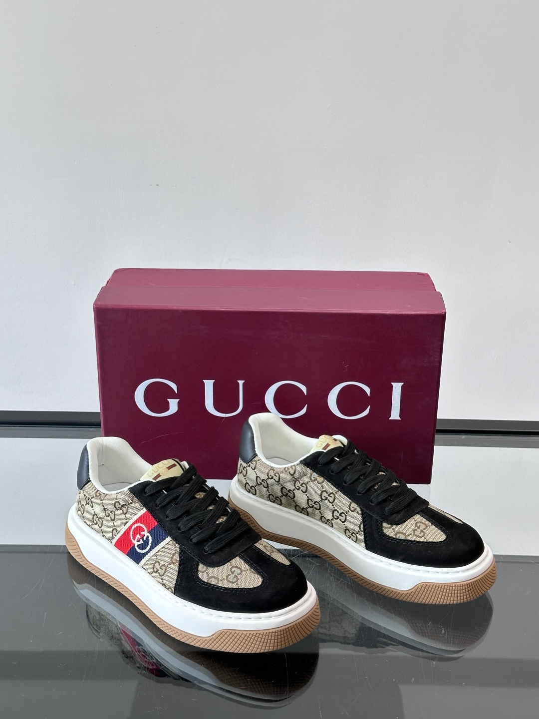 Gucci 男士运动鞋，皮革+牛仔布拼接，搭配经典双G老花，辨识度超高。橡胶鞋底抓地力强，穿着舒适，日常