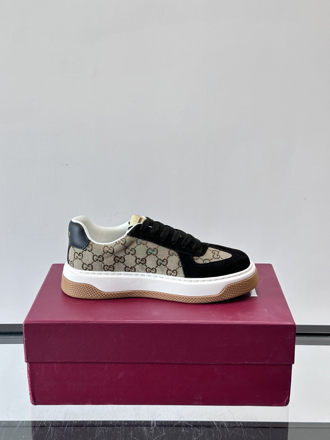 Gucci 男士运动鞋，皮革+牛仔布拼接，搭配经典双G老花，辨识度超高。橡胶鞋底抓地力强，穿着舒适，日常