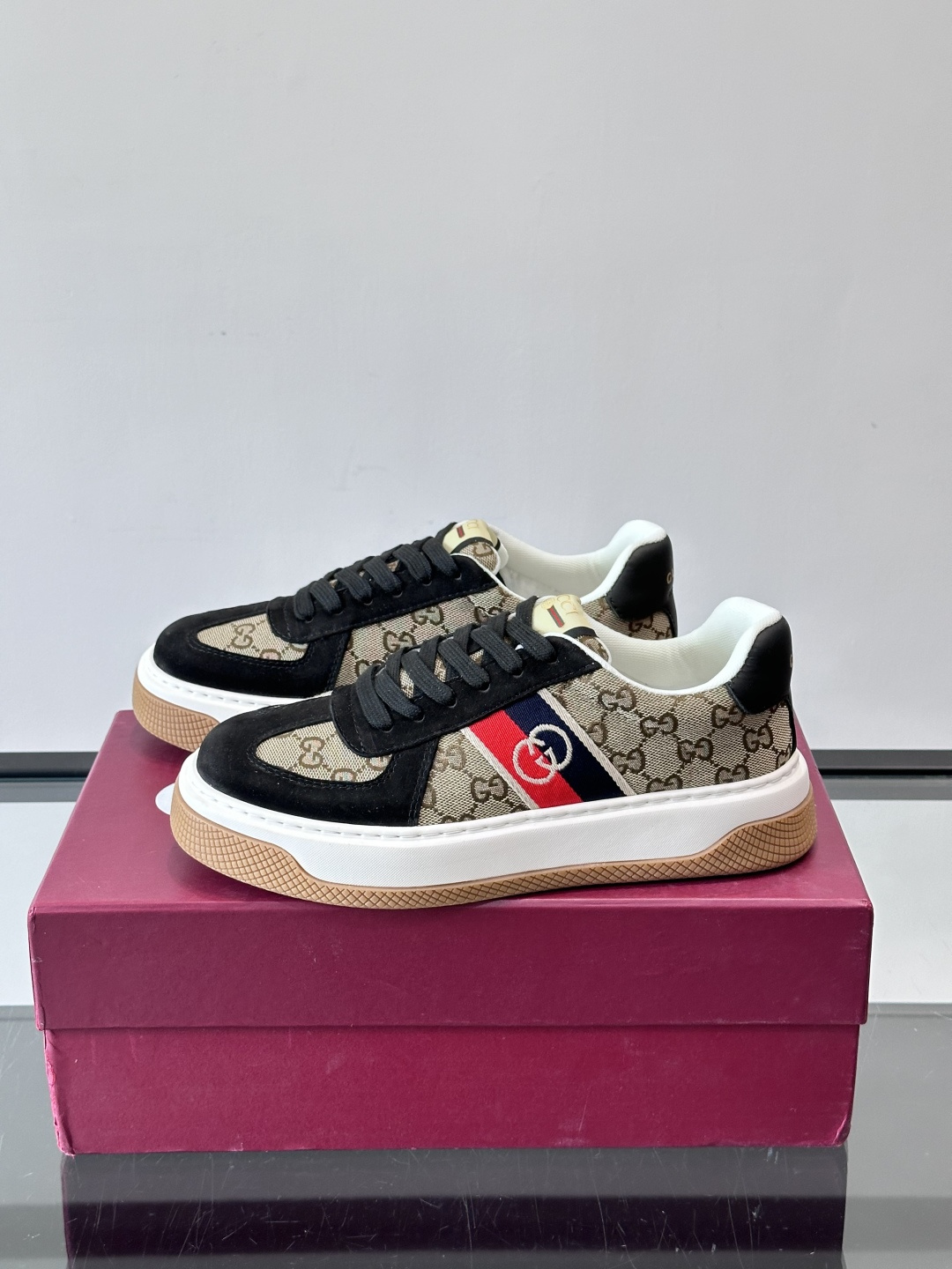 Gucci 男士运动鞋，皮革+牛仔布拼接，搭配经典双G老花，辨识度超高。橡胶鞋底抓地力强，穿着舒适，日常