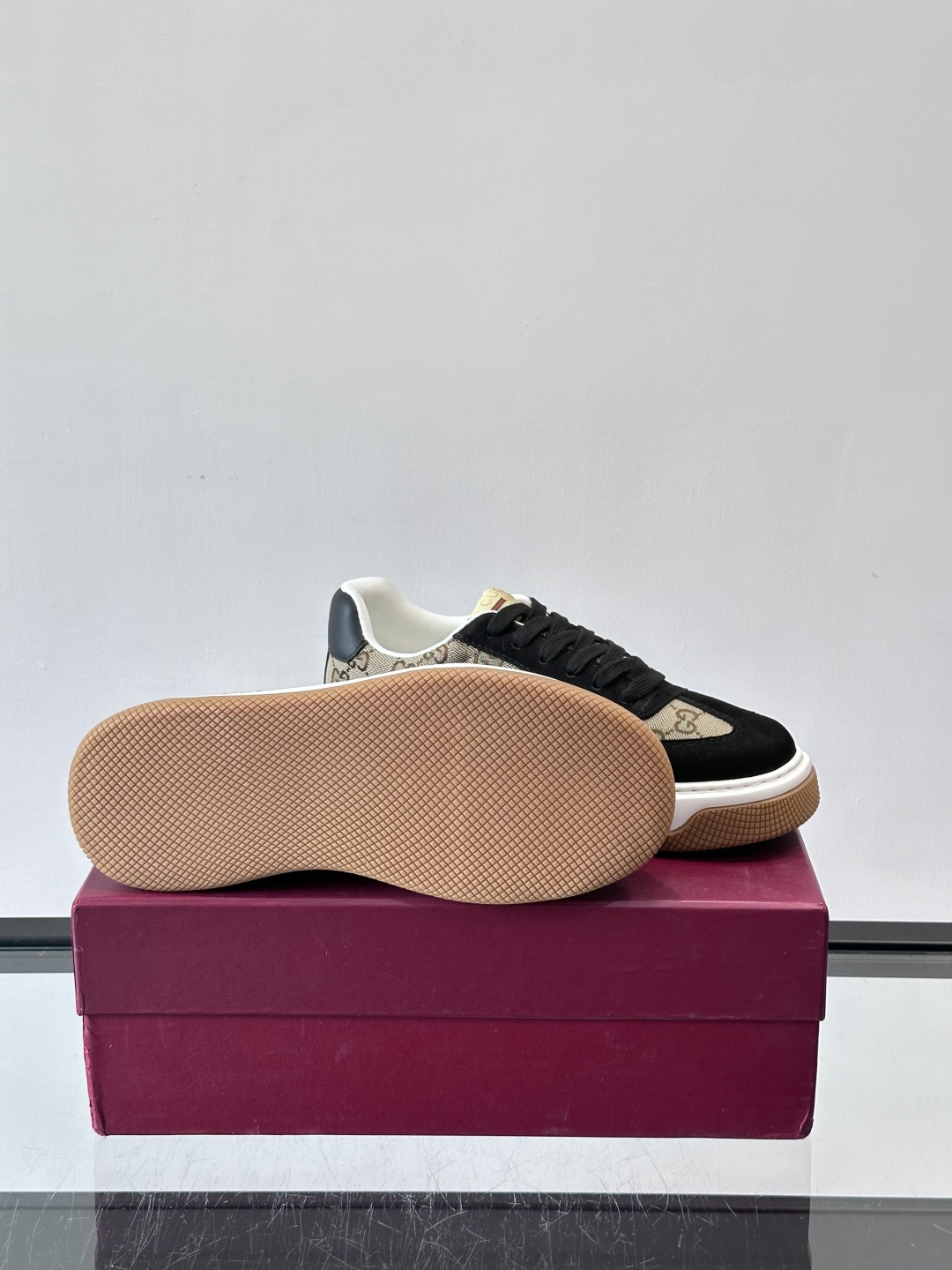 Gucci 男士运动鞋，皮革+牛仔布拼接，搭配经典双G老花，辨识度超高。橡胶鞋底抓地力强，穿着舒适，日常