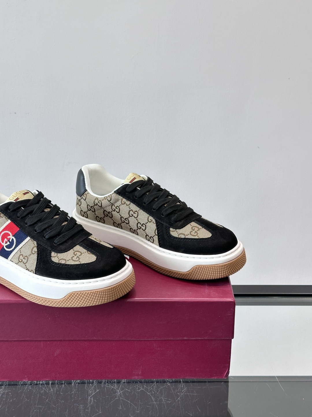Gucci 男士运动鞋，皮革+牛仔布拼接，搭配经典双G老花，辨识度超高。橡胶鞋底抓地力强，穿着舒适，日常