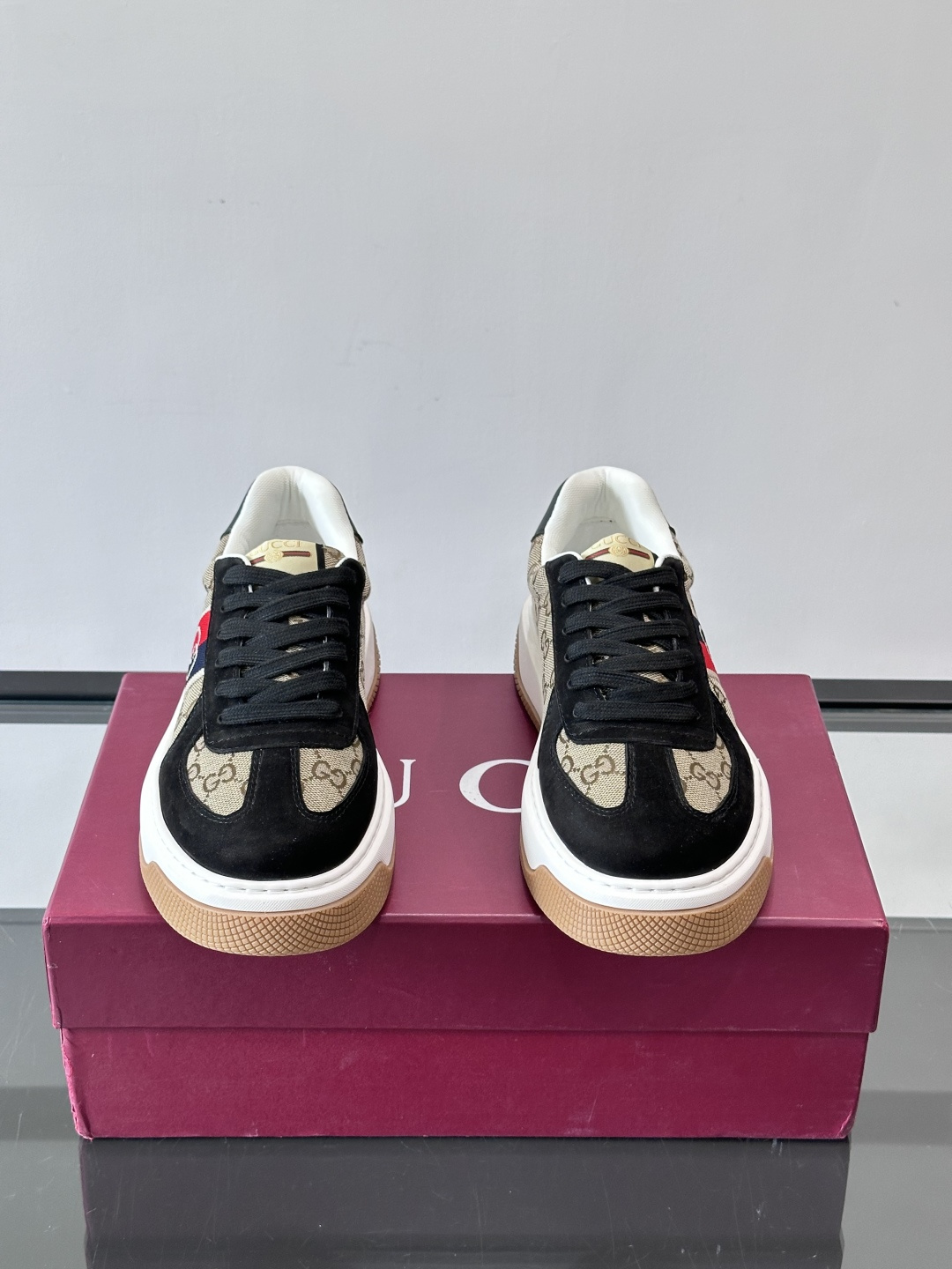 Gucci 男士运动鞋，皮革+牛仔布拼接，搭配经典双G老花，辨识度超高。橡胶鞋底抓地力强，穿着舒适，日常