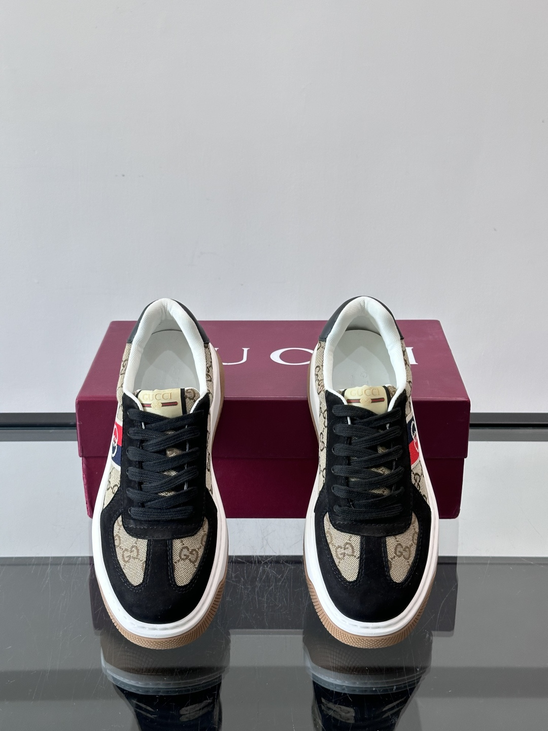 Gucci 男士运动鞋，皮革+牛仔布拼接，搭配经典双G老花，辨识度超高。橡胶鞋底抓地力强，穿着舒适，日常