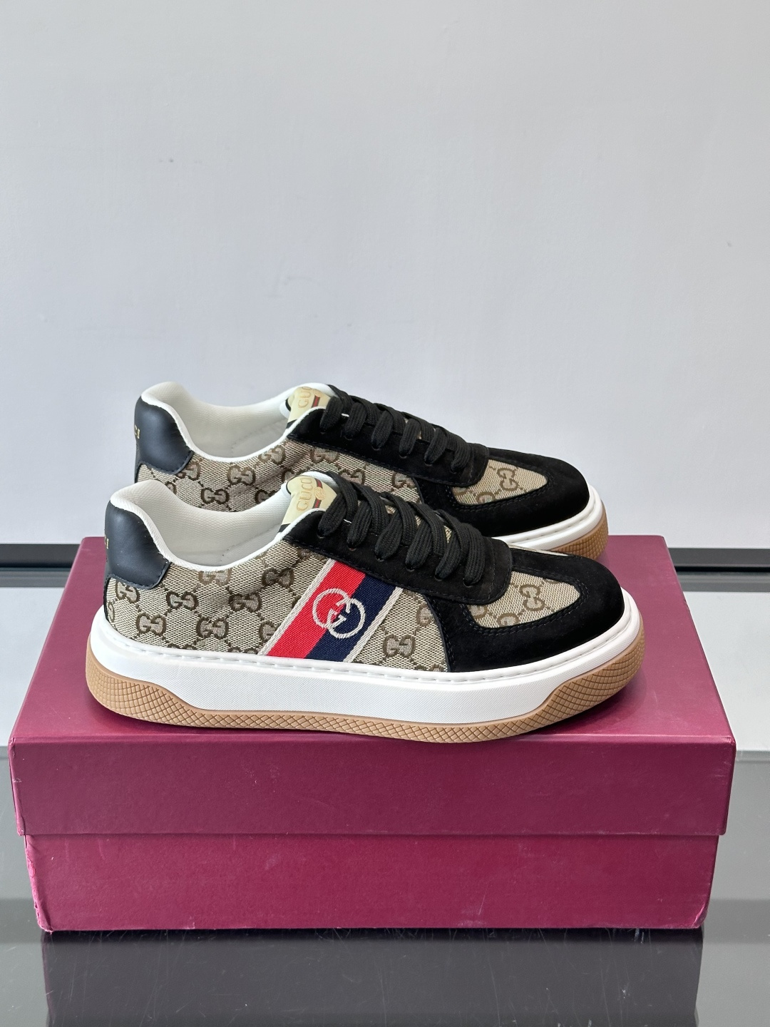 NO:575585,Gucci men's sports shoes, leather + denim stitching, with classic double G presbyopia, highly recognizable. The rubber sole has strong grip and is comfortable to wear, suitable for daily leisure or light sports!  The blue details on the tongue and shoelaces are full of vitality~. It is versatile and can be easily worn with jeans and casual pants. It is fashionable and practical, and is suitable for you who pursue individuality and comfort!  ,size38-45,Gucci casual shoes,gucci,sneakers,jeans19860909Gucci 男士运动鞋,皮革+牛仔布拼接,搭配经典双G老花,辨识度超高.橡胶鞋底抓地力强,穿着舒适,日常休闲或轻运动都OK！鞋舌和鞋带上的蓝色细节,活力满满～.百搭属性,牛仔裤、休闲裤都能轻松驾驭,时尚又实用,适合追求个性和舒适的你！ ,size38-45,古奇 休闲鞋,gucci,sneakers,jeans,Men's shoes