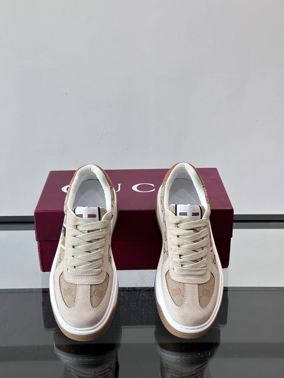 Gucci 男士运动鞋，皮革+牛仔布拼接，搭配经典双G老花，辨识度超高。橡胶鞋底抓地力强，穿着舒适，日常