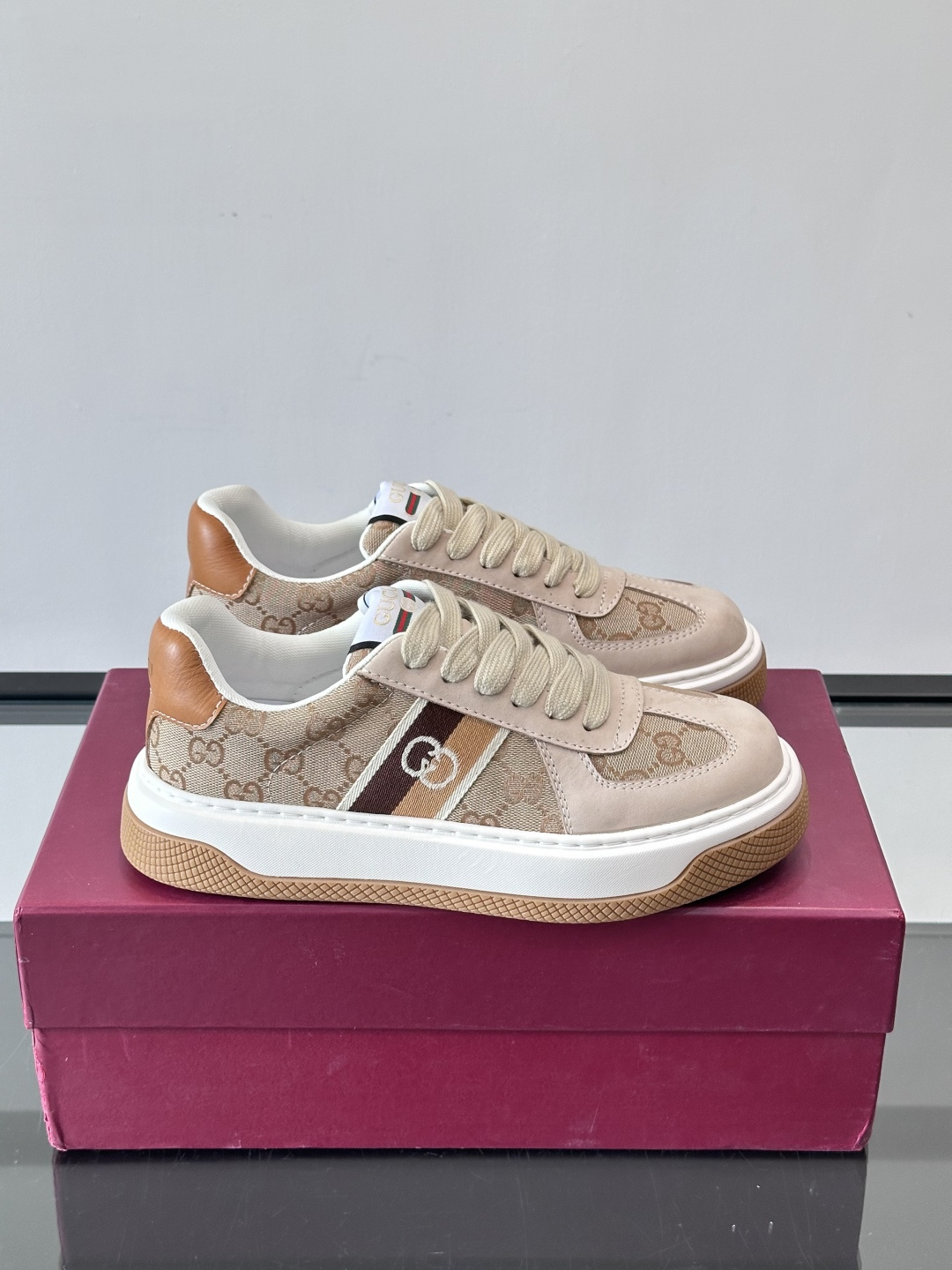 Gucci 男士运动鞋，皮革+牛仔布拼接，搭配经典双G老花，辨识度超高。橡胶鞋底抓地力强，穿着舒适，日常