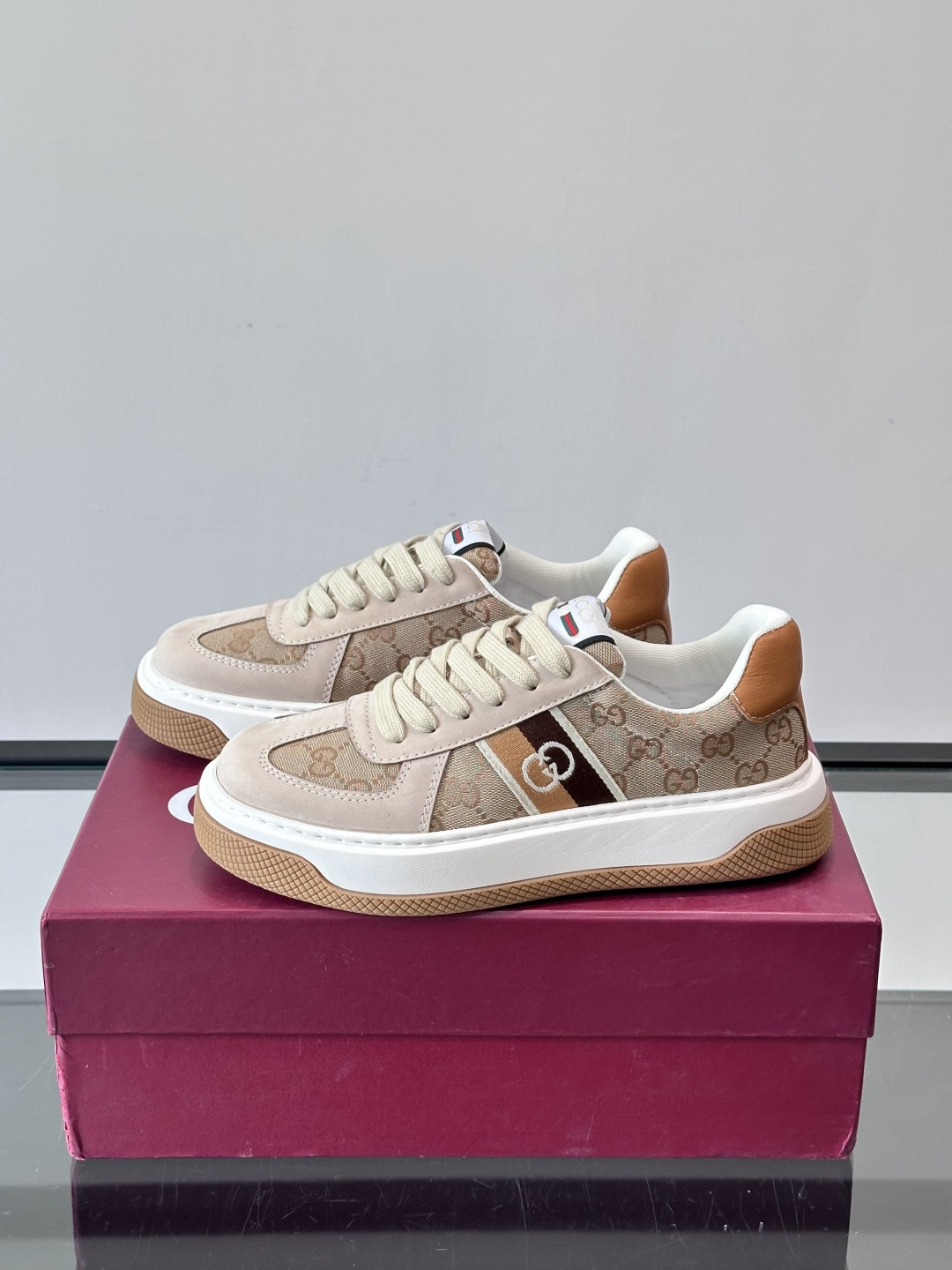 Gucci 男士运动鞋，皮革+牛仔布拼接，搭配经典双G老花，辨识度超高。橡胶鞋底抓地力强，穿着舒适，日常