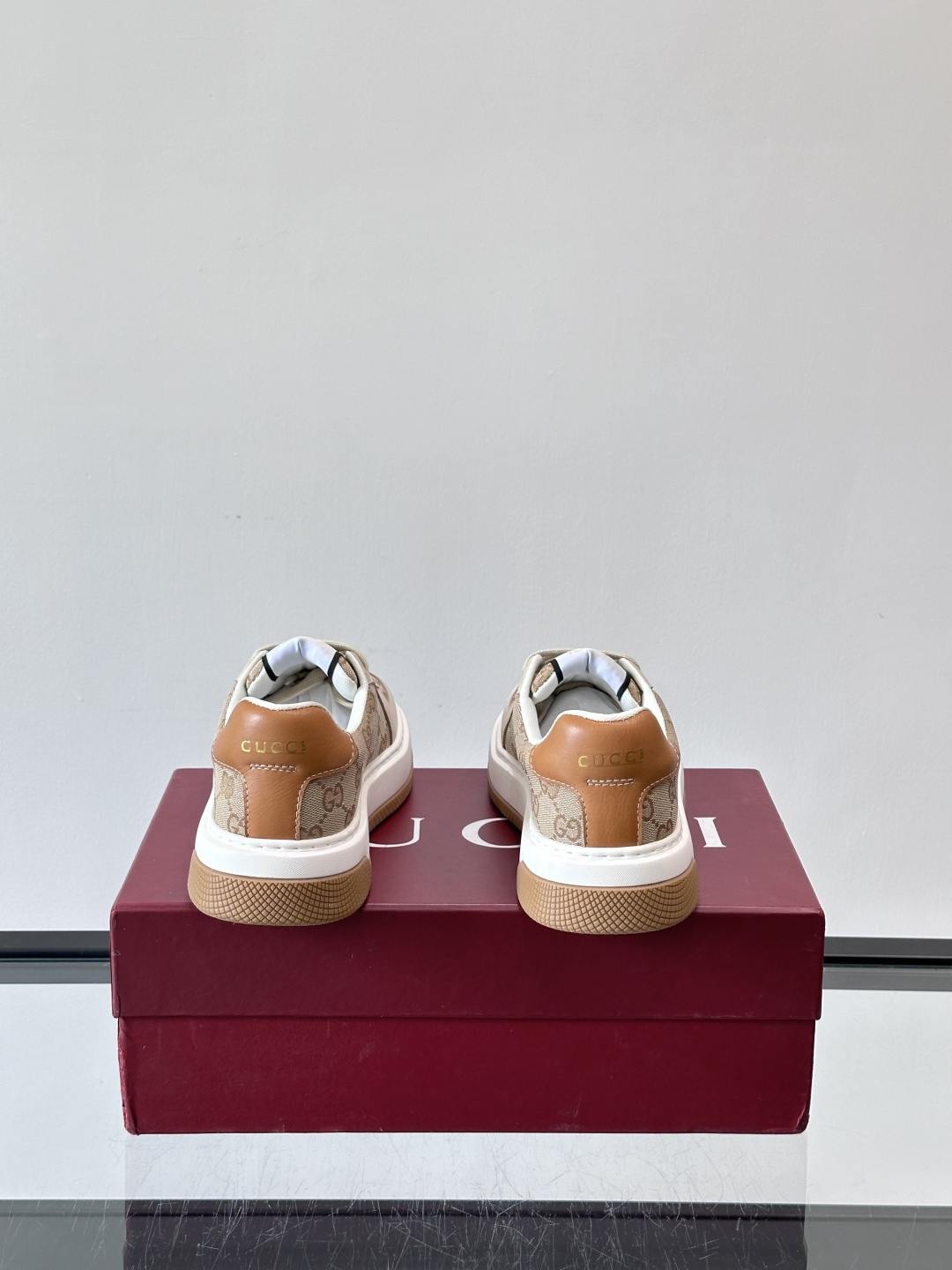 Gucci 男士运动鞋，皮革+牛仔布拼接，搭配经典双G老花，辨识度超高。橡胶鞋底抓地力强，穿着舒适，日常