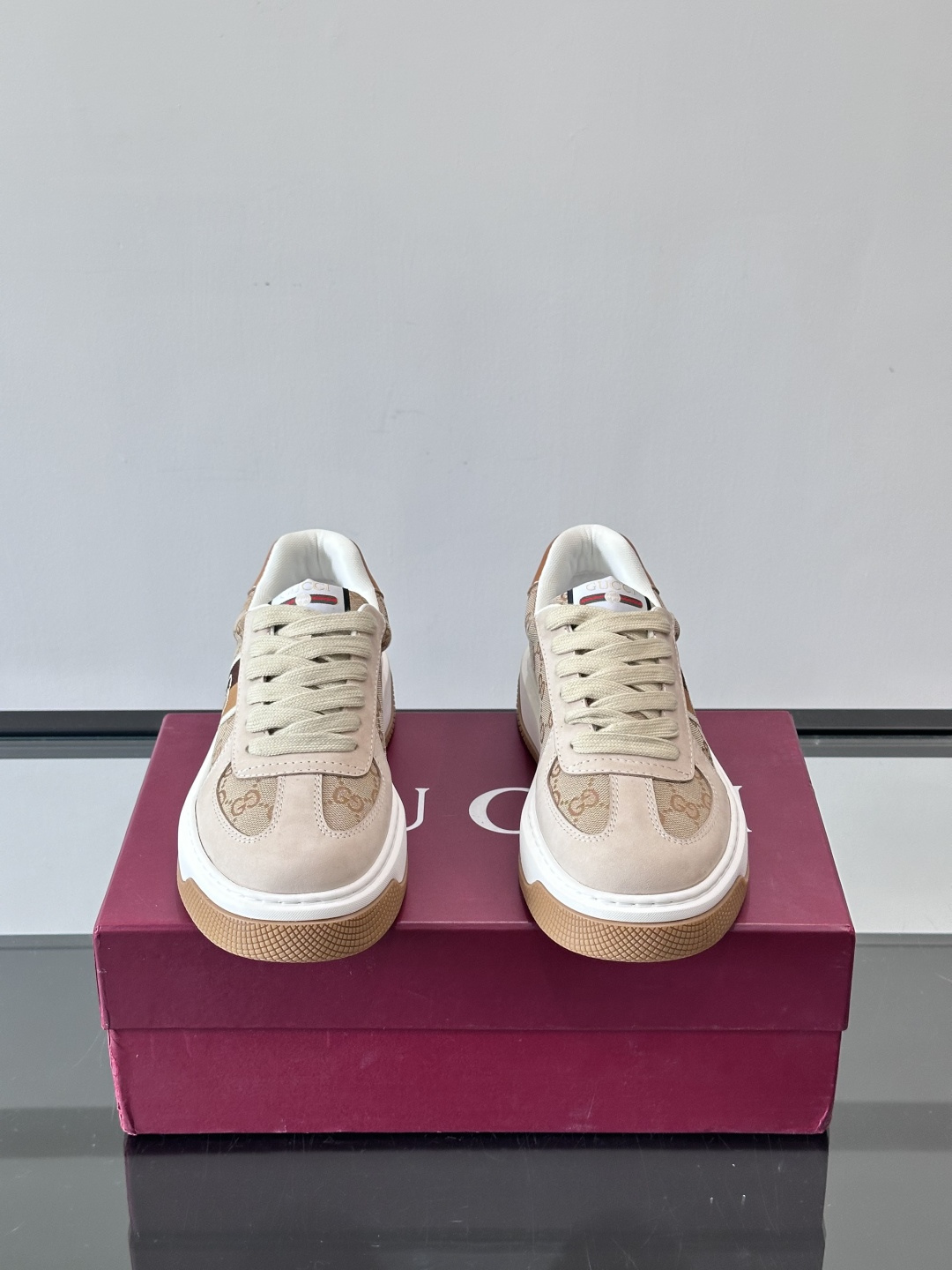 Gucci 男士运动鞋，皮革+牛仔布拼接，搭配经典双G老花，辨识度超高。橡胶鞋底抓地力强，穿着舒适，日常