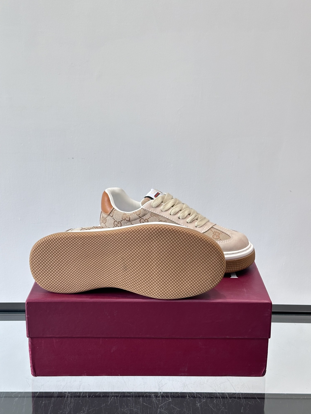 Gucci 男士运动鞋，皮革+牛仔布拼接，搭配经典双G老花，辨识度超高。橡胶鞋底抓地力强，穿着舒适，日常