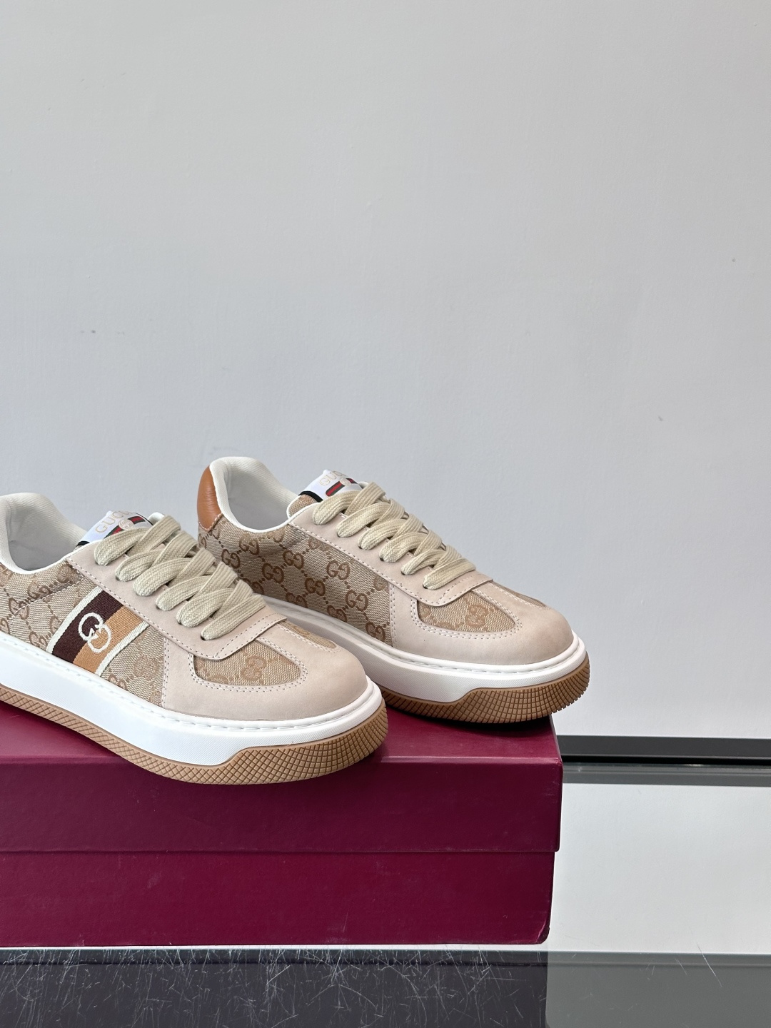 Gucci 男士运动鞋，皮革+牛仔布拼接，搭配经典双G老花，辨识度超高。橡胶鞋底抓地力强，穿着舒适，日常
