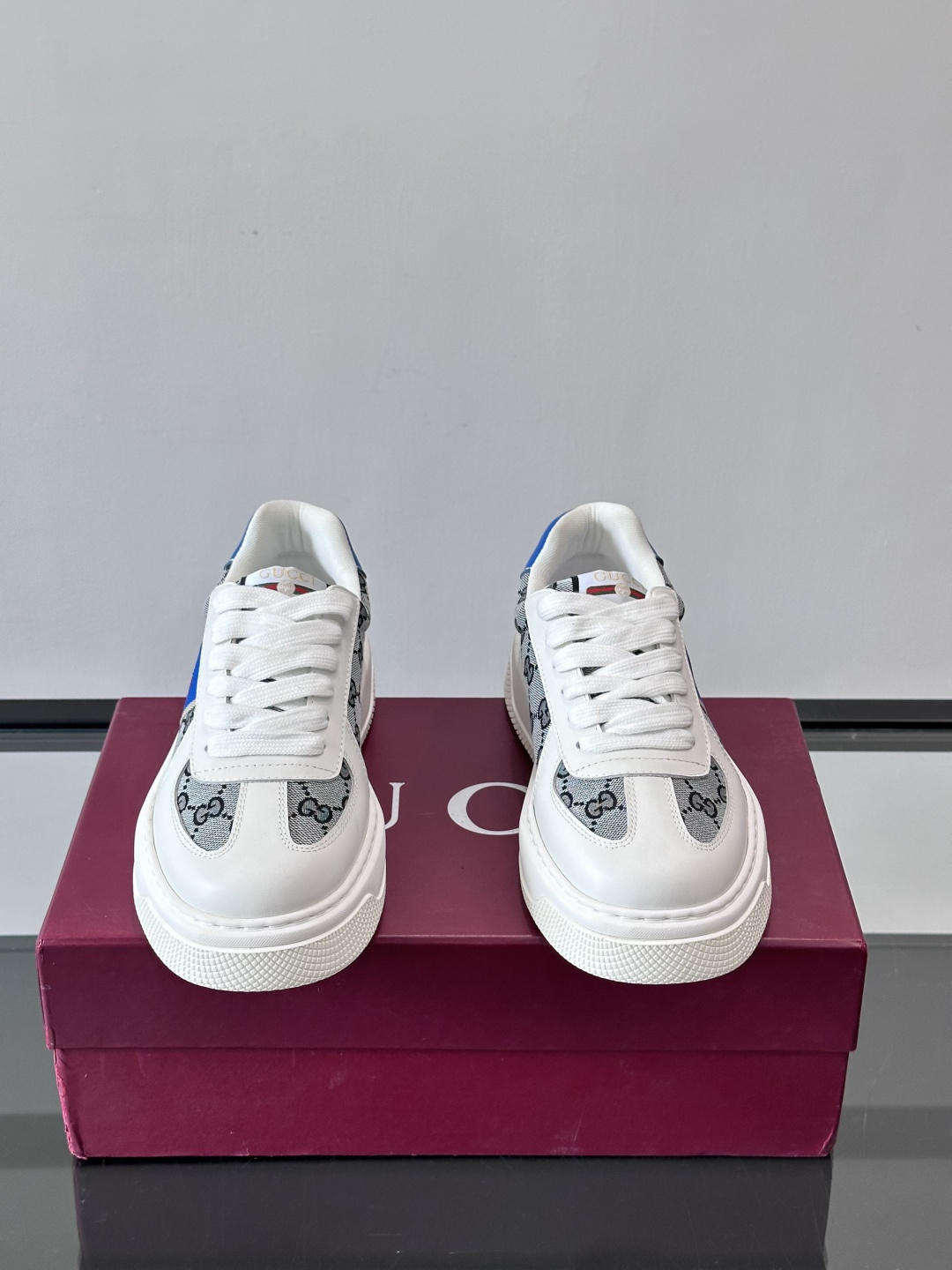 Gucci 男士运动鞋，皮革+牛仔布拼接，搭配经典双G老花，辨识度超高。橡胶鞋底抓地力强，穿着舒适，日常