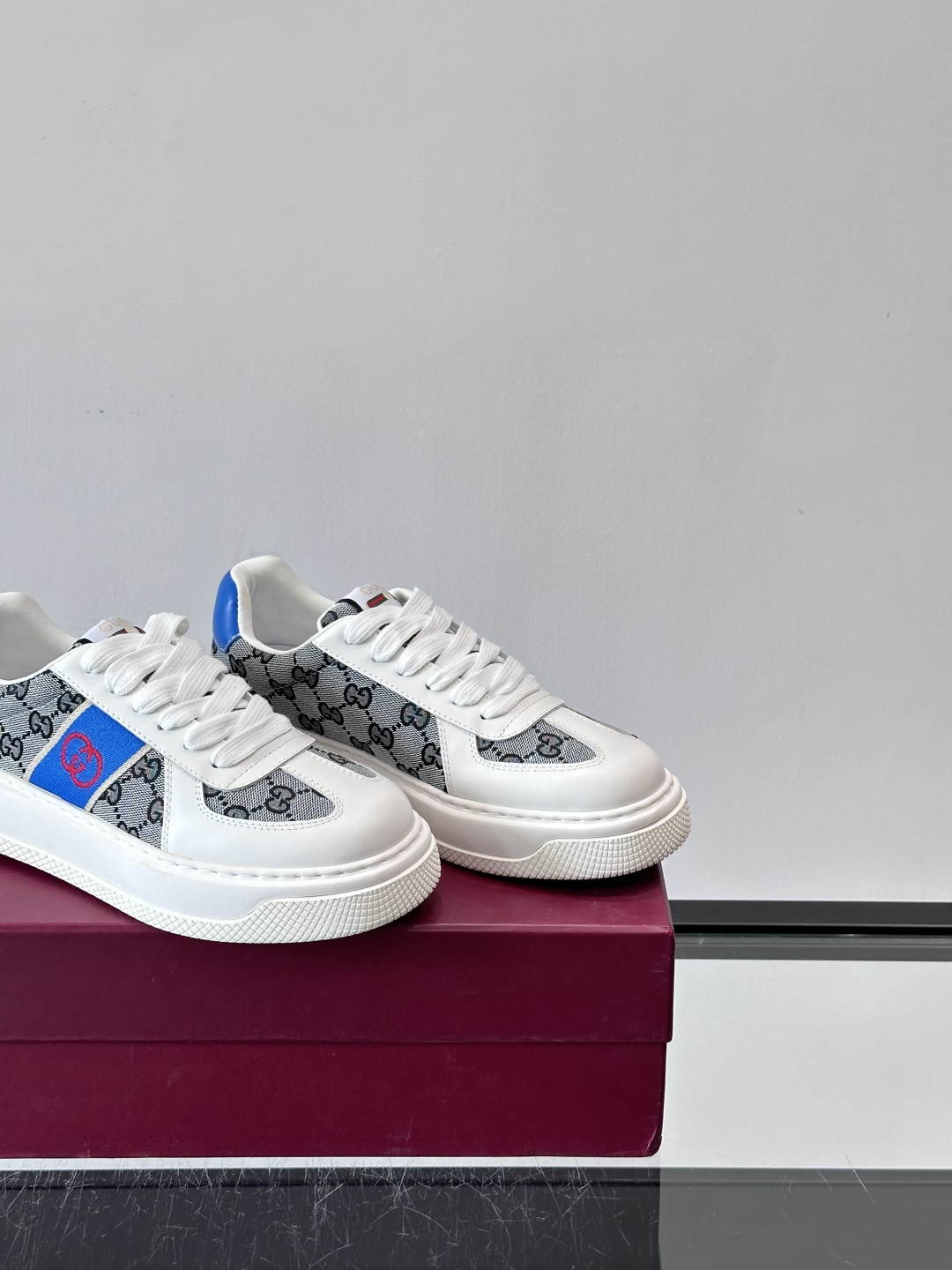 Gucci 男士运动鞋，皮革+牛仔布拼接，搭配经典双G老花，辨识度超高。橡胶鞋底抓地力强，穿着舒适，日常