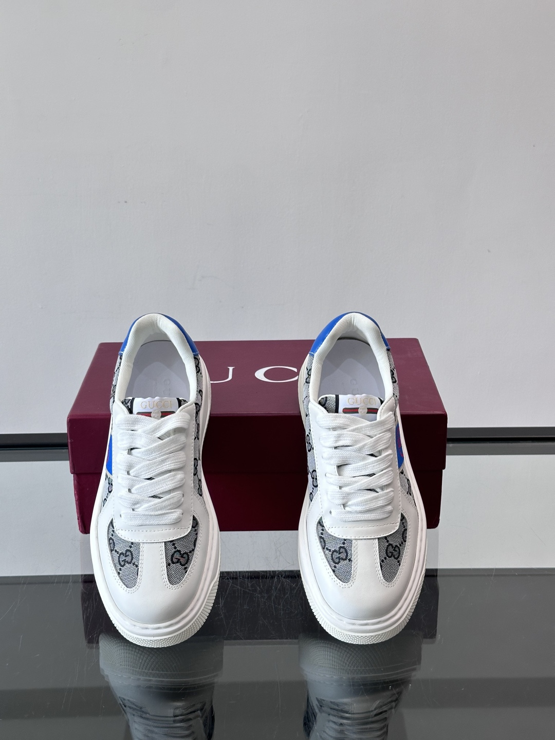 Gucci 男士运动鞋，皮革+牛仔布拼接，搭配经典双G老花，辨识度超高。橡胶鞋底抓地力强，穿着舒适，日常