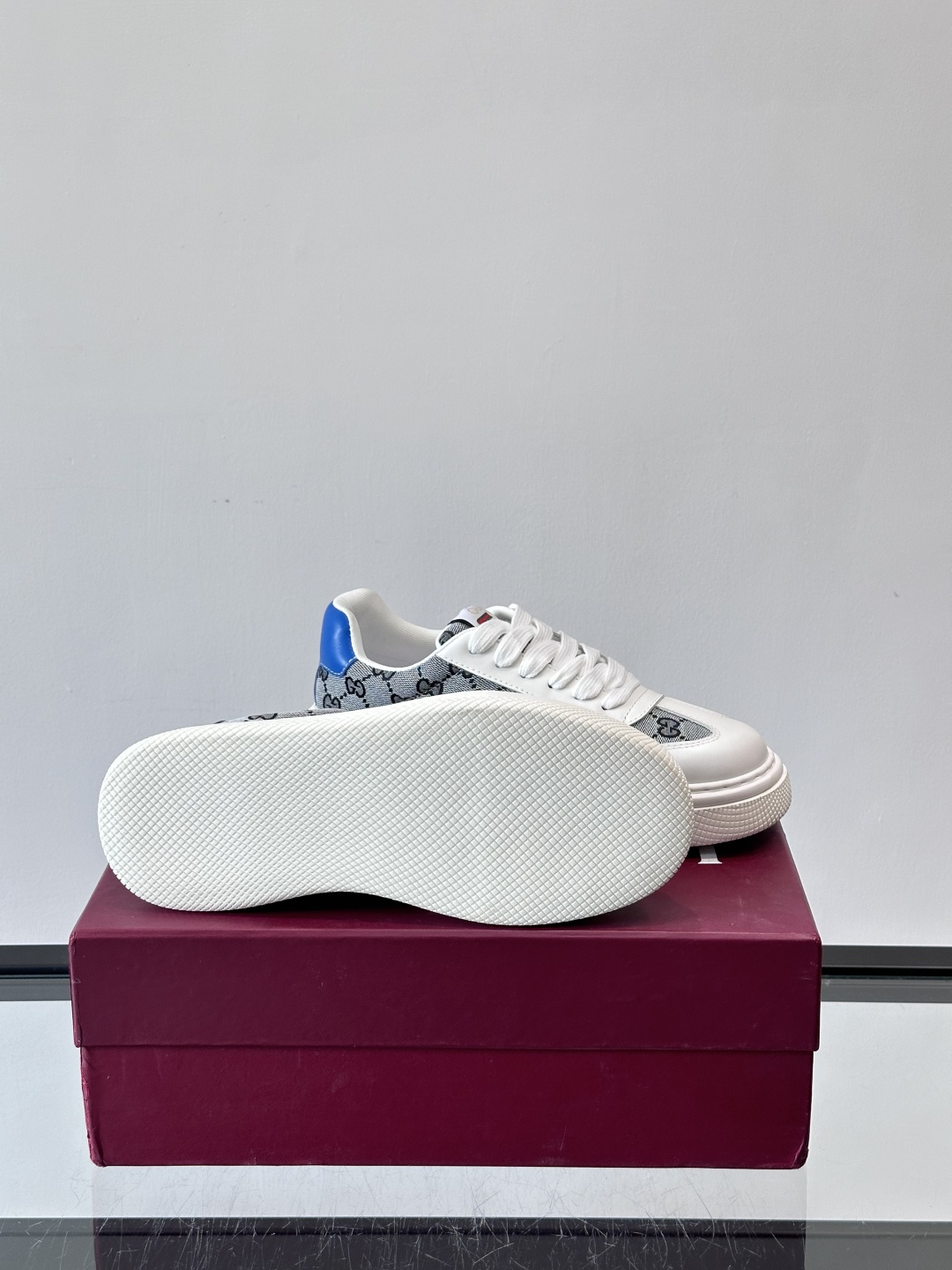 Gucci 男士运动鞋，皮革+牛仔布拼接，搭配经典双G老花，辨识度超高。橡胶鞋底抓地力强，穿着舒适，日常