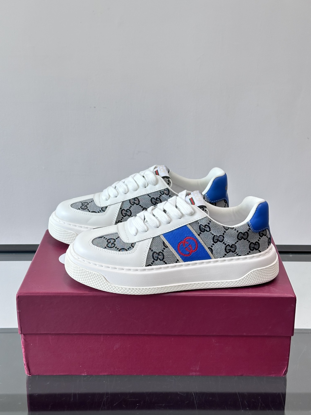 Gucci 男士运动鞋，皮革+牛仔布拼接，搭配经典双G老花，辨识度超高。橡胶鞋底抓地力强，穿着舒适，日常