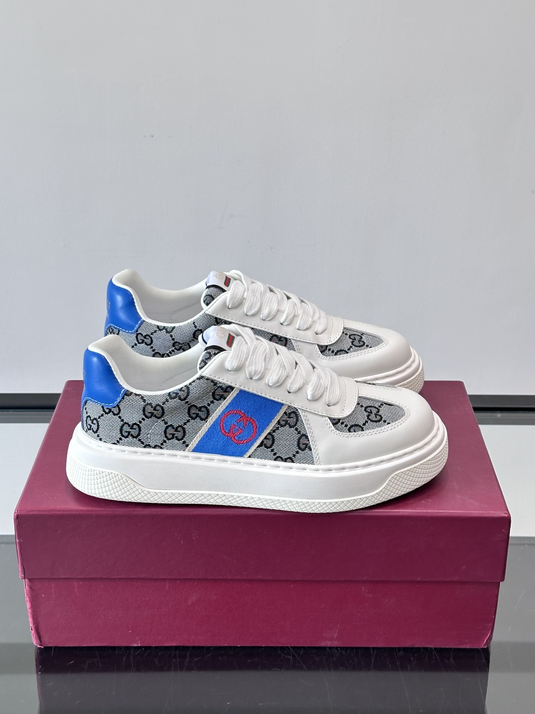 Gucci 男士运动鞋，皮革+牛仔布拼接，搭配经典双G老花，辨识度超高。橡胶鞋底抓地力强，穿着舒适，日常