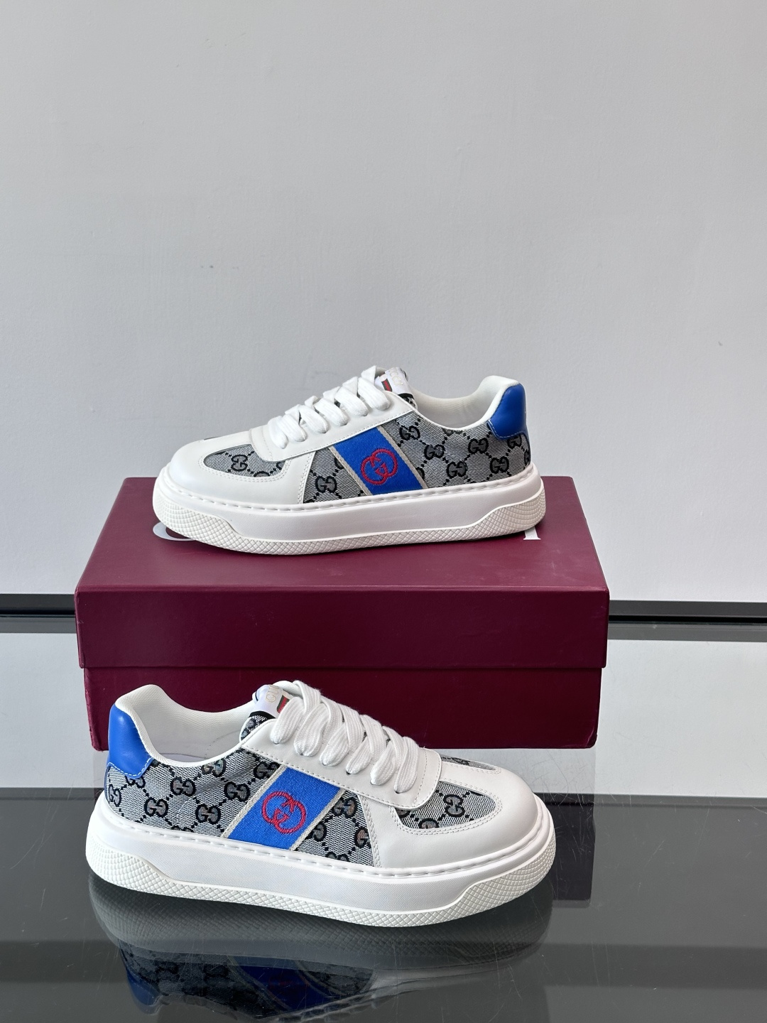 Gucci 男士运动鞋，皮革+牛仔布拼接，搭配经典双G老花，辨识度超高。橡胶鞋底抓地力强，穿着舒适，日常