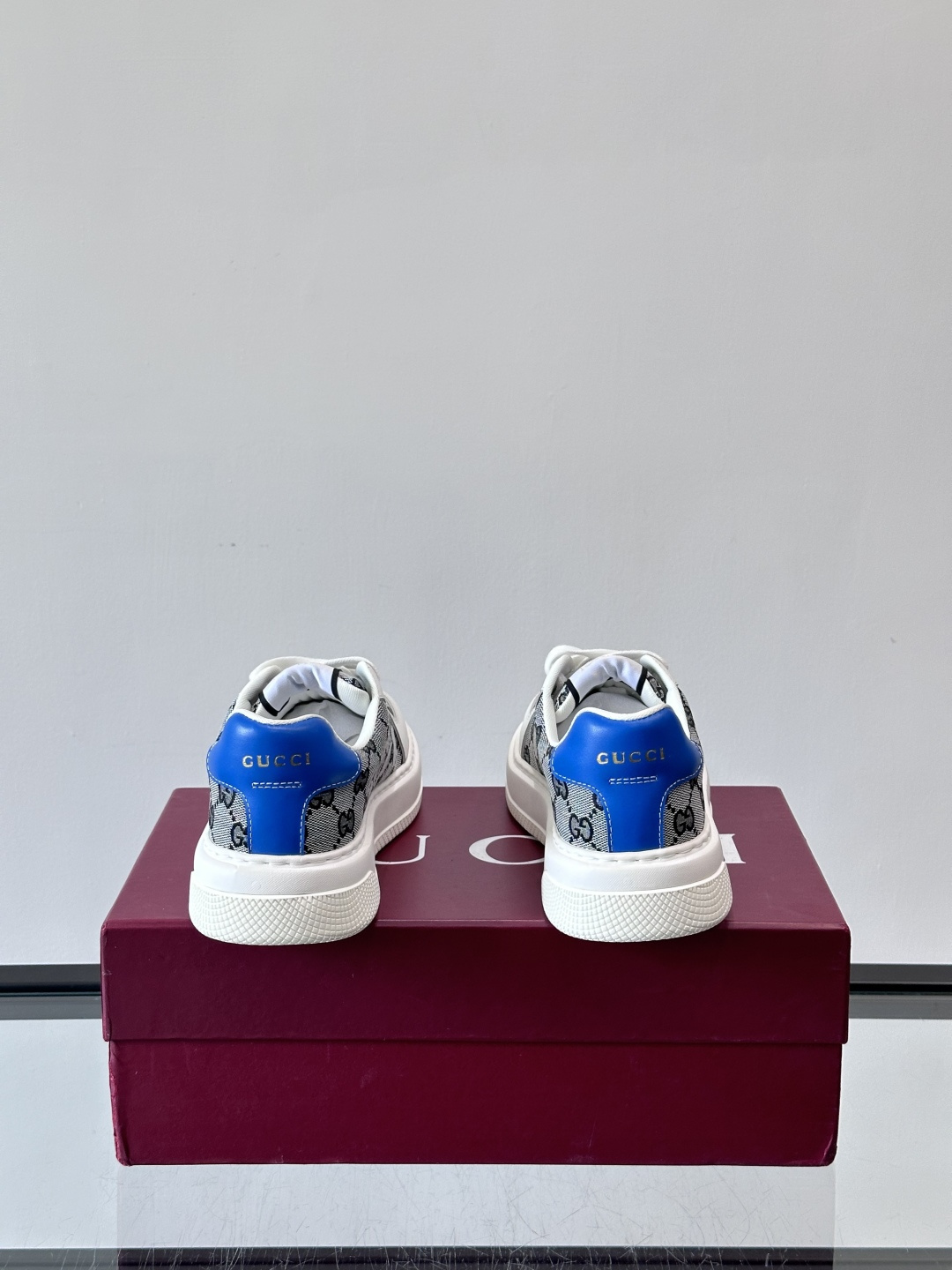 Gucci 男士运动鞋，皮革+牛仔布拼接，搭配经典双G老花，辨识度超高。橡胶鞋底抓地力强，穿着舒适，日常
