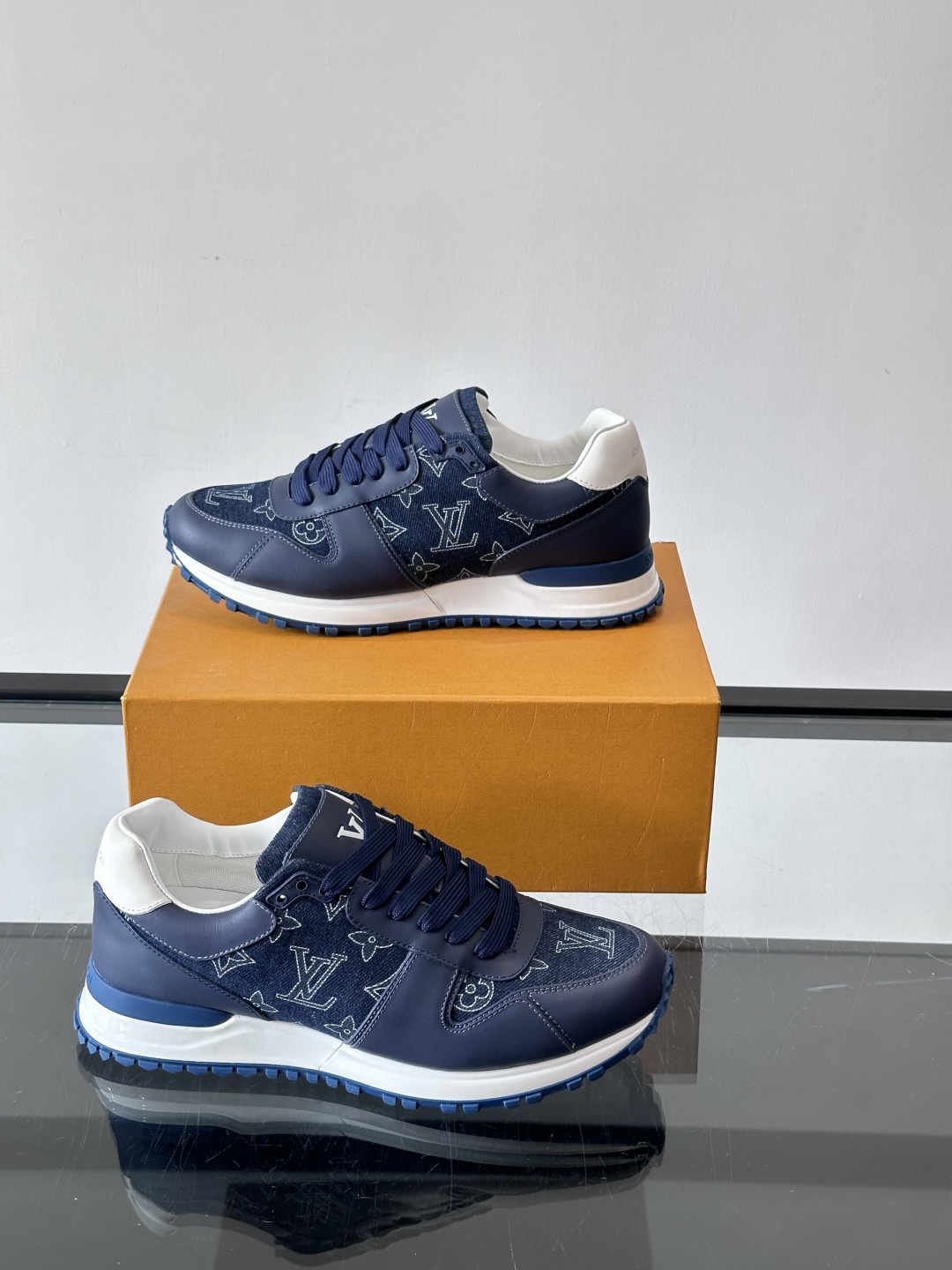 L.v 🆕RUN AWAY 运动鞋，本款 Run Away 运动鞋选用头层牛皮拼透气原版材质，楔形橡胶外