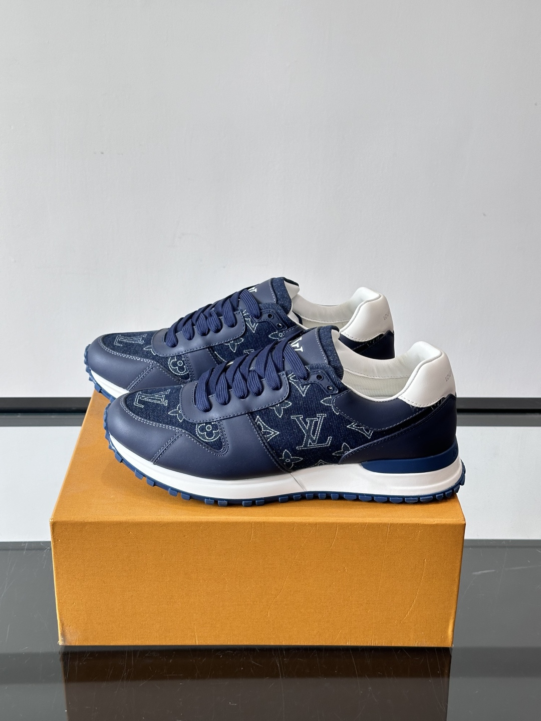 L.v 🆕RUN AWAY 运动鞋，本款 Run Away 运动鞋选用头层牛皮拼透气原版材质，楔形橡胶外