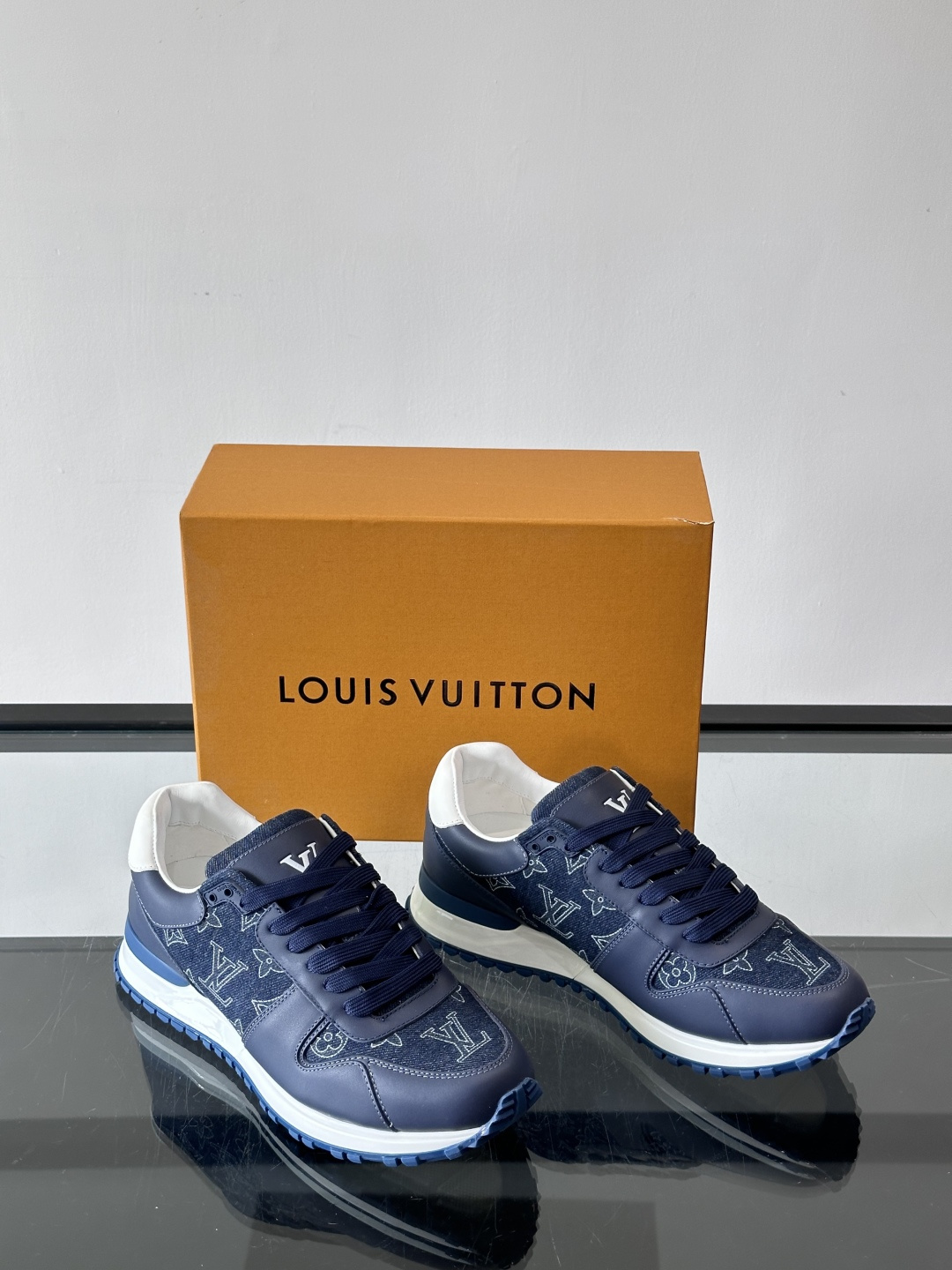 L.v 🆕RUN AWAY 运动鞋，本款 Run Away 运动鞋选用头层牛皮拼透气原版材质，楔形橡胶外