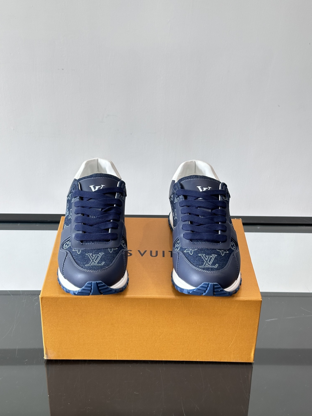 L.v 🆕RUN AWAY 运动鞋，本款 Run Away 运动鞋选用头层牛皮拼透气原版材质，楔形橡胶外