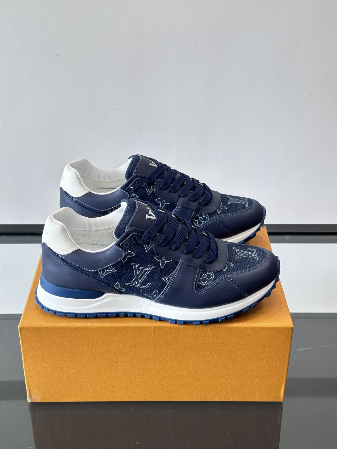 L.v 🆕RUN AWAY 运动鞋，本款 Run Away 运动鞋选用头层牛皮拼透气原版材质，楔形橡胶外