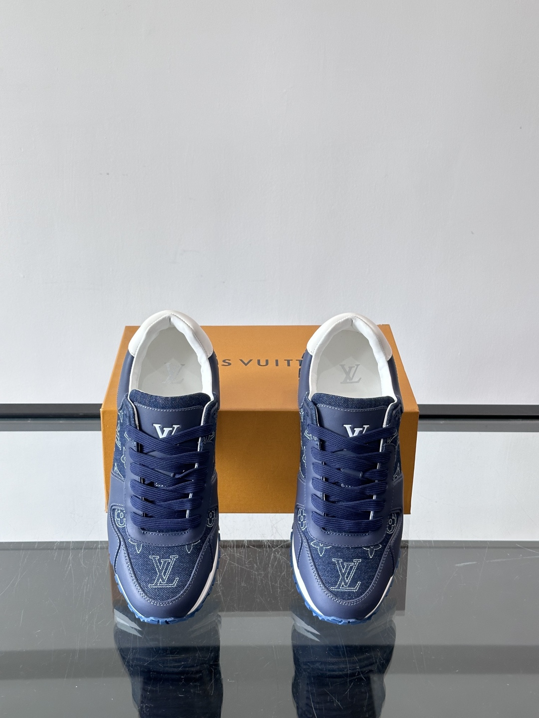 L.v 🆕RUN AWAY 运动鞋，本款 Run Away 运动鞋选用头层牛皮拼透气原版材质，楔形橡胶外