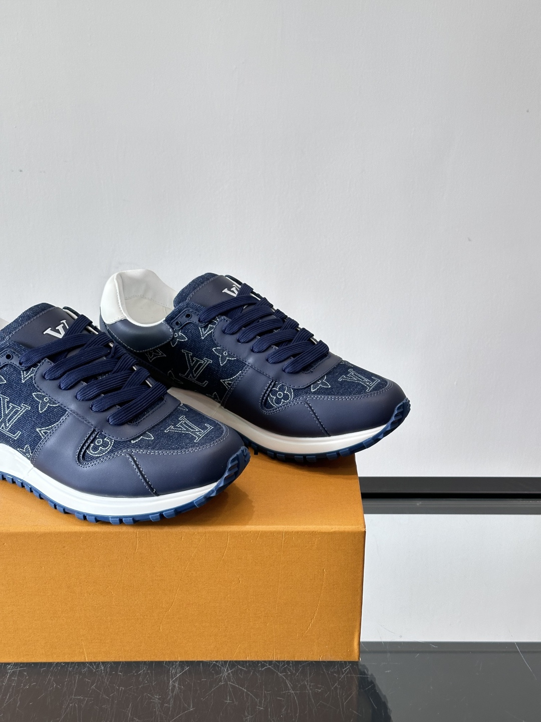 L.v 🆕RUN AWAY 运动鞋，本款 Run Away 运动鞋选用头层牛皮拼透气原版材质，楔形橡胶外