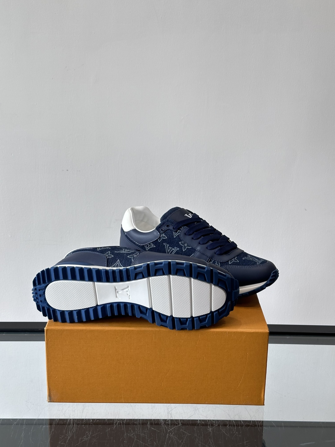 L.v 🆕RUN AWAY 运动鞋，本款 Run Away 运动鞋选用头层牛皮拼透气原版材质，楔形橡胶外