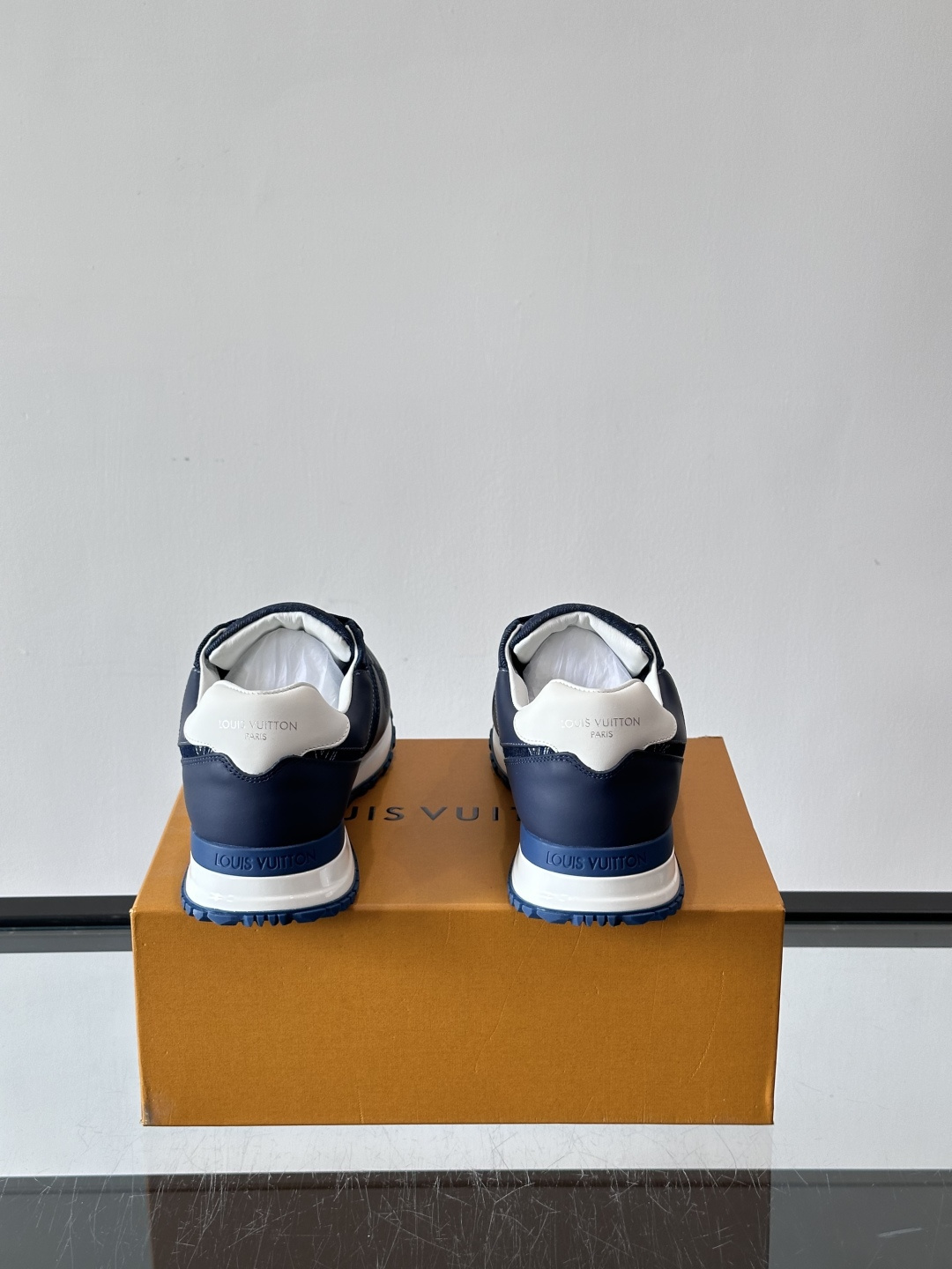 L.v 🆕RUN AWAY 运动鞋，本款 Run Away 运动鞋选用头层牛皮拼透气原版材质，楔形橡胶外