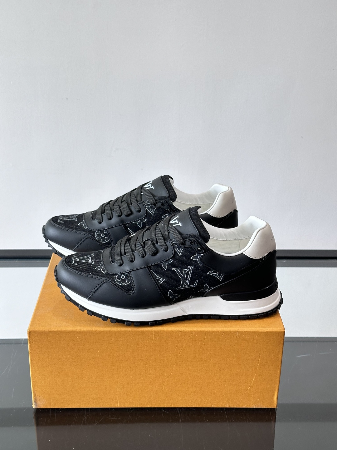 L.v 🆕RUN AWAY 运动鞋，本款 Run Away 运动鞋选用头层牛皮拼透气原版材质，楔形橡胶外