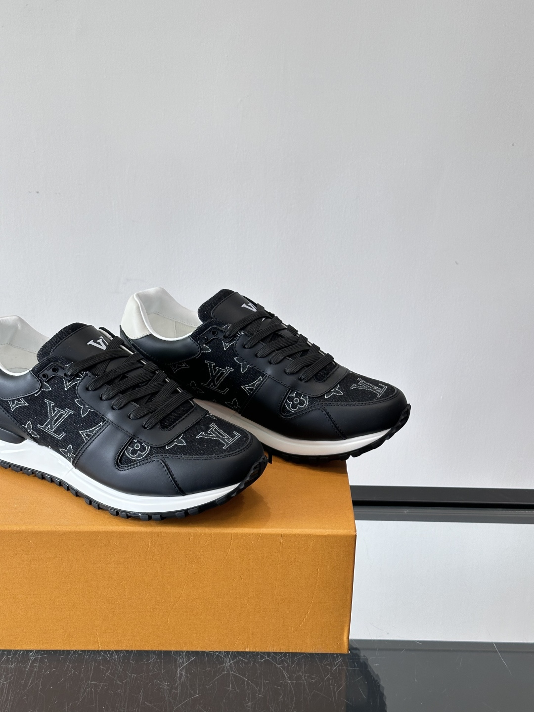 L.v 🆕RUN AWAY 运动鞋，本款 Run Away 运动鞋选用头层牛皮拼透气原版材质，楔形橡胶外