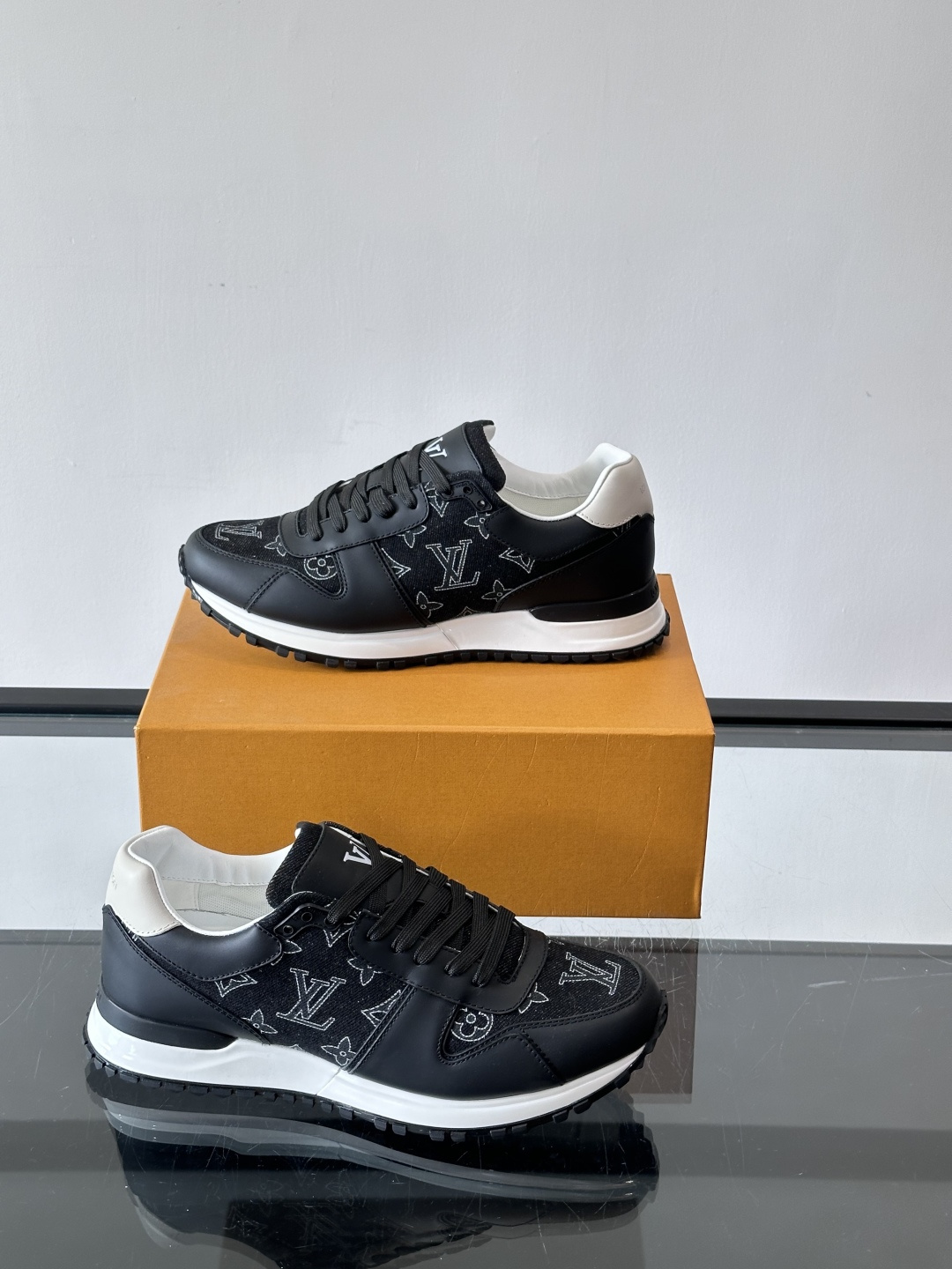 L.v 🆕RUN AWAY 运动鞋，本款 Run Away 运动鞋选用头层牛皮拼透气原版材质，楔形橡胶外