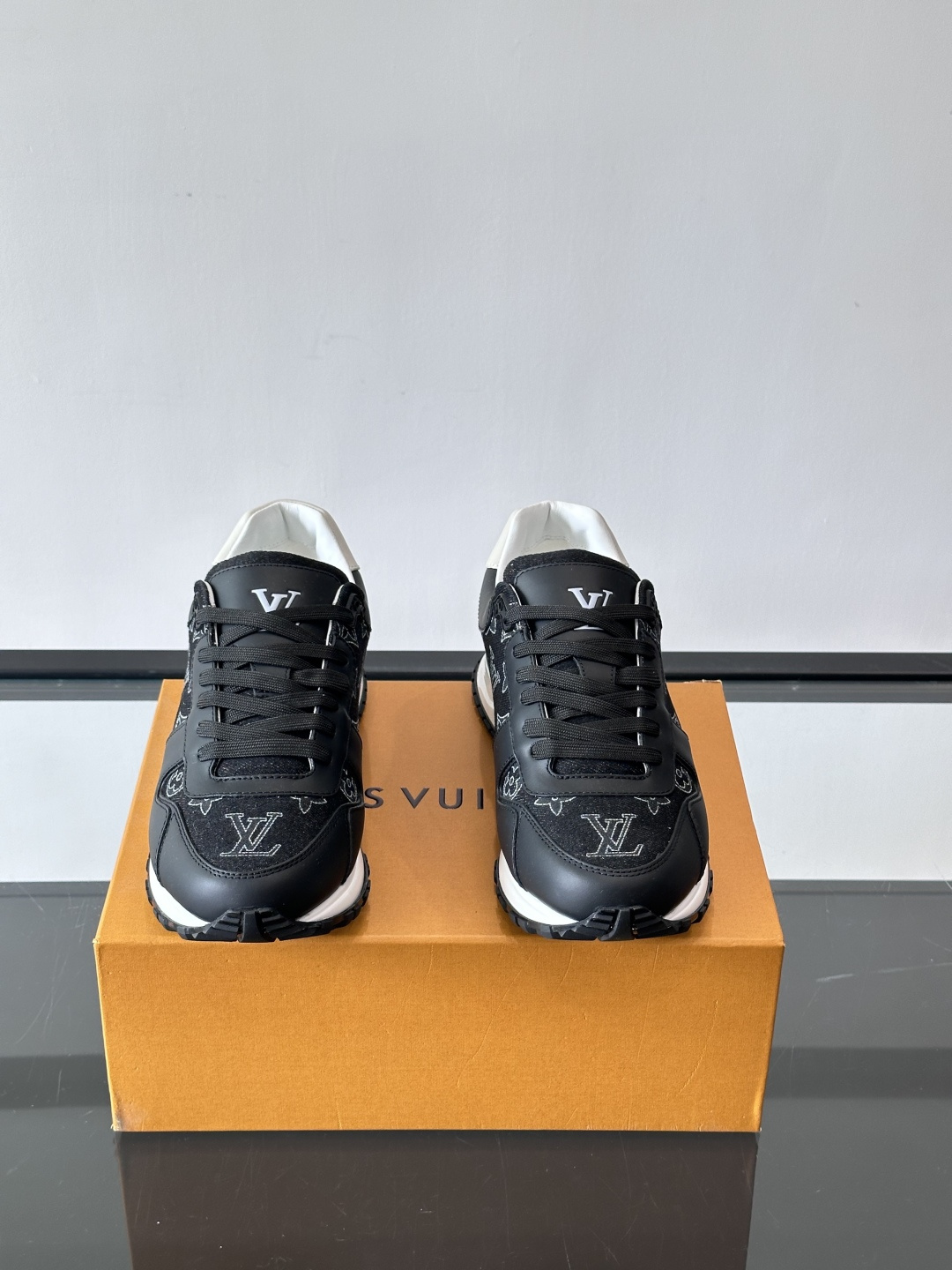 L.v 🆕RUN AWAY 运动鞋，本款 Run Away 运动鞋选用头层牛皮拼透气原版材质，楔形橡胶外