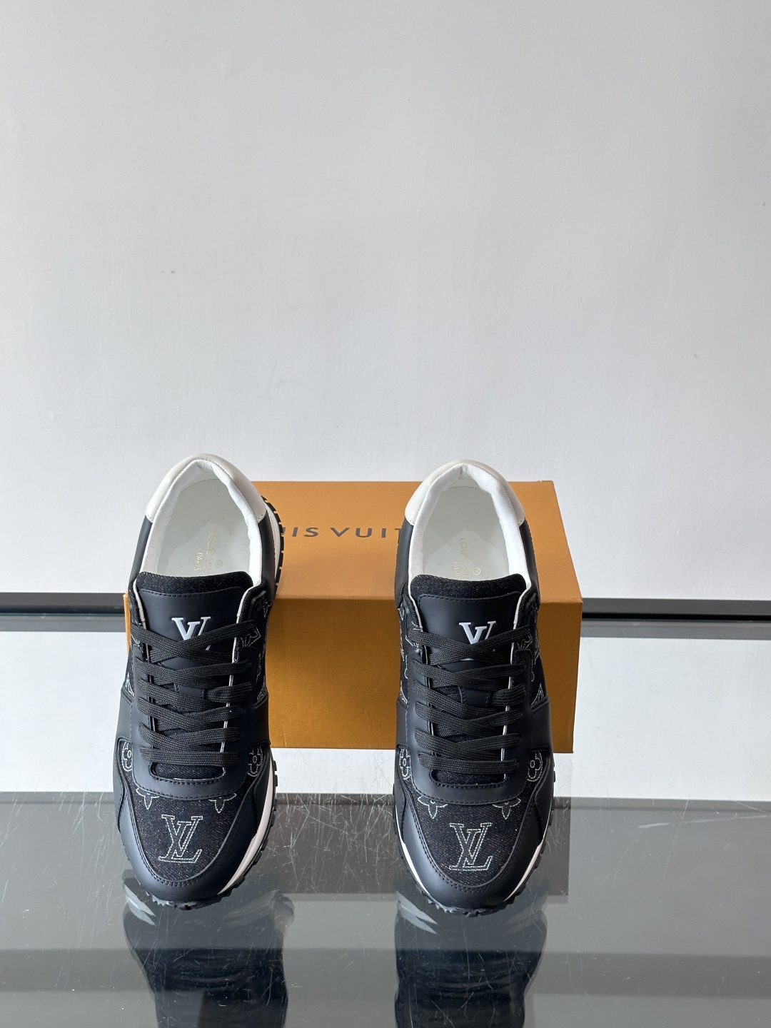 L.v 🆕RUN AWAY 运动鞋，本款 Run Away 运动鞋选用头层牛皮拼透气原版材质，楔形橡胶外