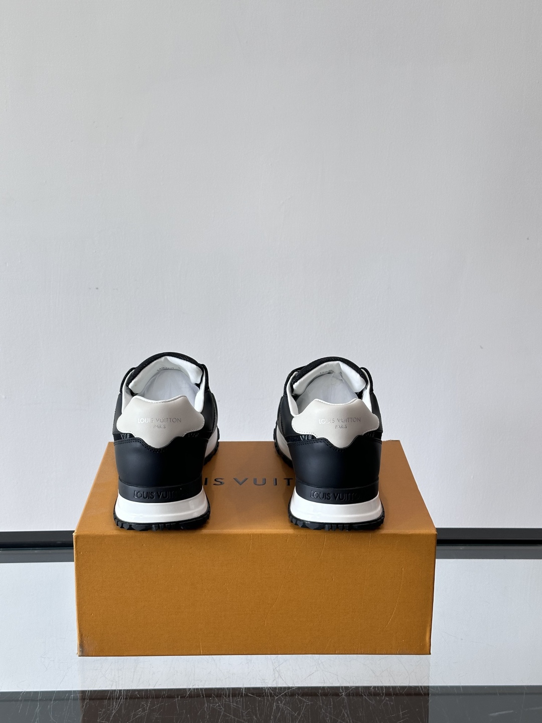 L.v 🆕RUN AWAY 运动鞋，本款 Run Away 运动鞋选用头层牛皮拼透气原版材质，楔形橡胶外