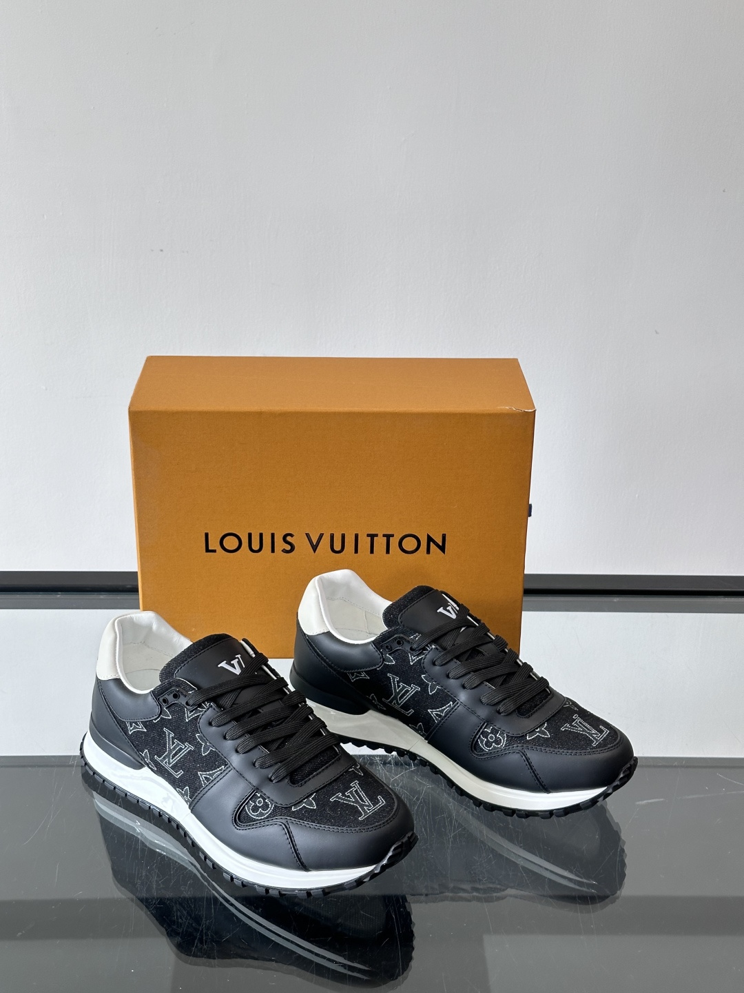 L.v 🆕RUN AWAY 运动鞋，本款 Run Away 运动鞋选用头层牛皮拼透气原版材质，楔形橡胶外