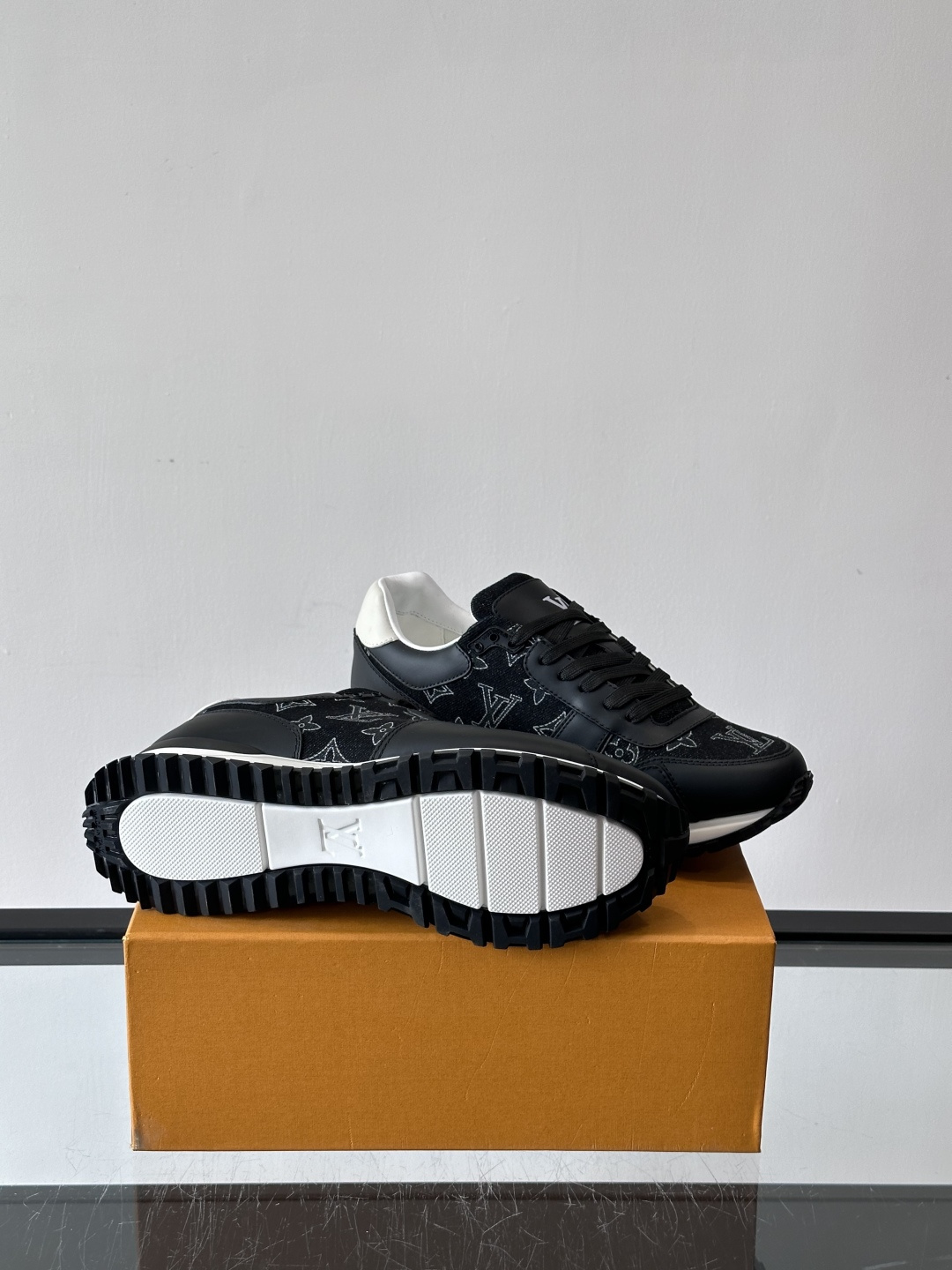 L.v 🆕RUN AWAY 运动鞋，本款 Run Away 运动鞋选用头层牛皮拼透气原版材质，楔形橡胶外