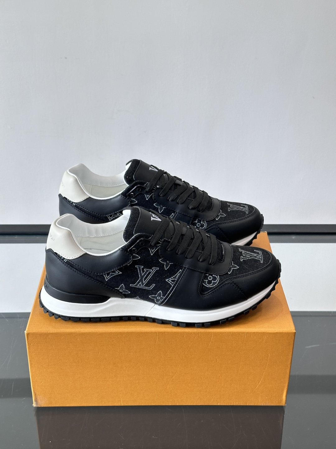 L.v 🆕RUN AWAY 运动鞋，本款 Run Away 运动鞋选用头层牛皮拼透气原版材质，楔形橡胶外