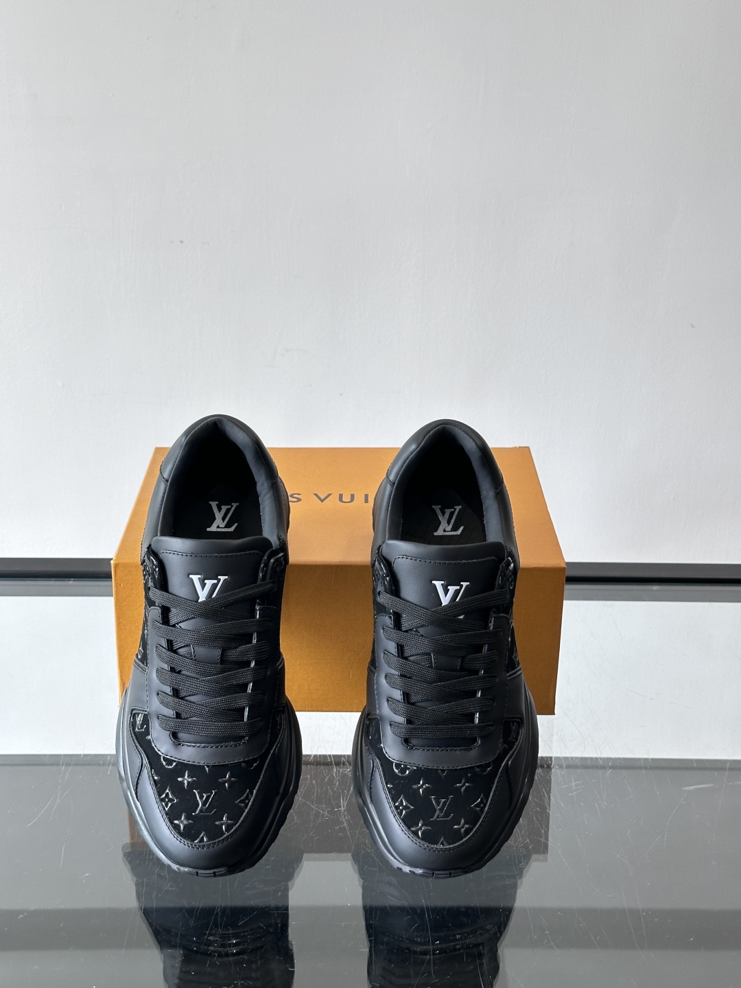 L.v 🆕RUN AWAY 运动鞋，本款 Run Away 运动鞋选用头层牛皮拼透气原版材质，楔形橡胶外